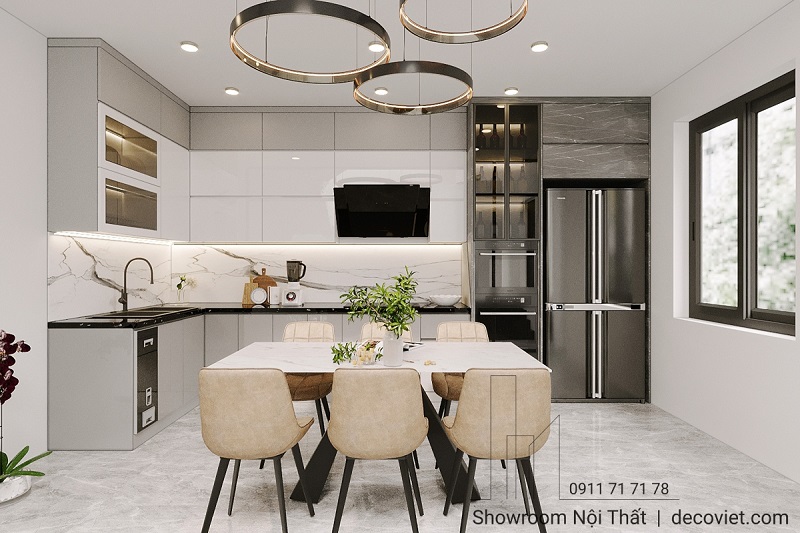 Không gian bếp hiện đại với tủ bếp chữ L, bàn ăn 6 ghế tại showroom nội thất Thủ Đức.