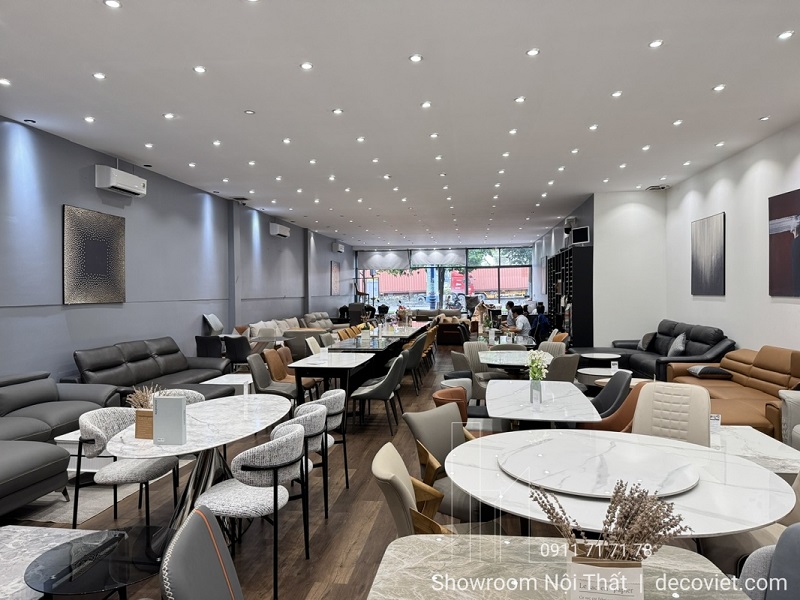 Hình ảnh thực tế tại showroom nội thất Thủ Đức – trưng bày hàng chục mẫu sofa và bàn ăn.