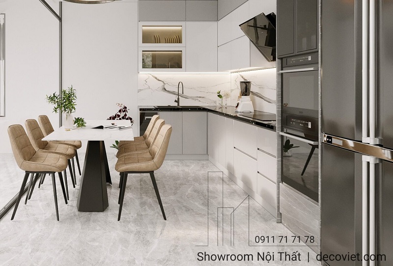 Không gian bếp chữ L tiện nghi, đầy đủ công năng, thiết kế theo tam giác bếp.