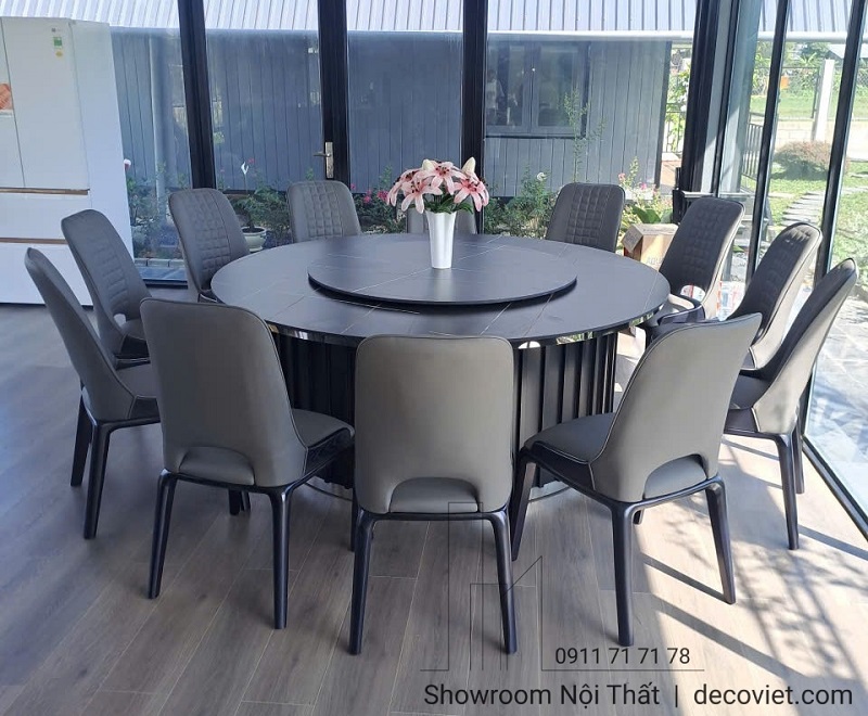 Bàn ăn 10 ghế kích thước chuẩn tạo cảm giác cân đối cho không gian bếp