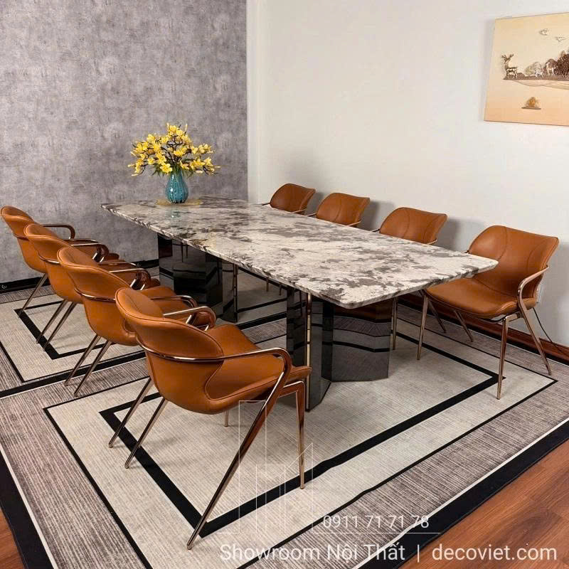 Khu vực phòng ăn đẹp mắt nhờ bàn ăn dài 2.4m.