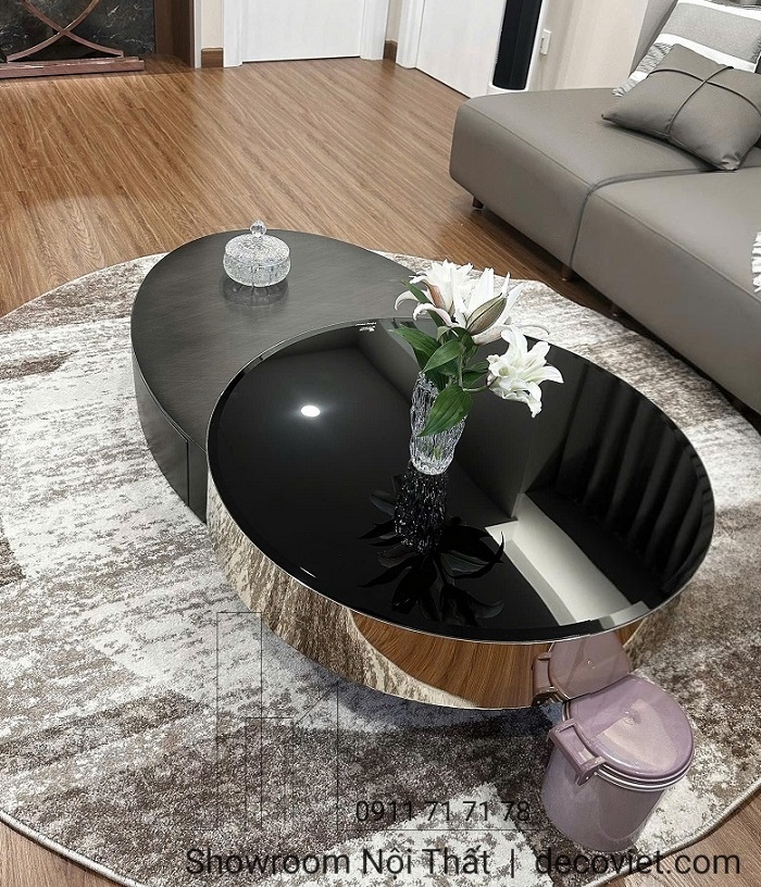 Bàn sofa xoay mặt kính đen giúp không gian thêm sang trọng