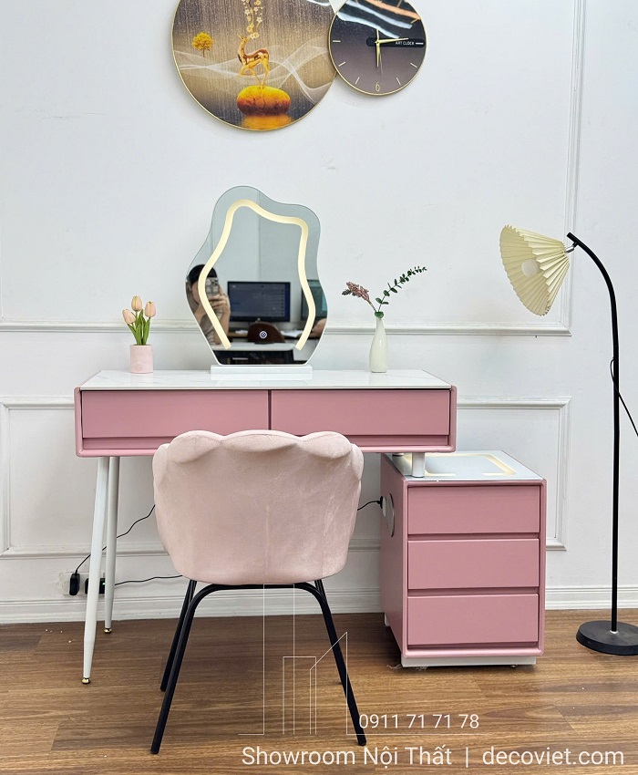 Góc trang điểm nhỏ gọn với bàn trang điểm tone hồng dễ thương, tiện dụng