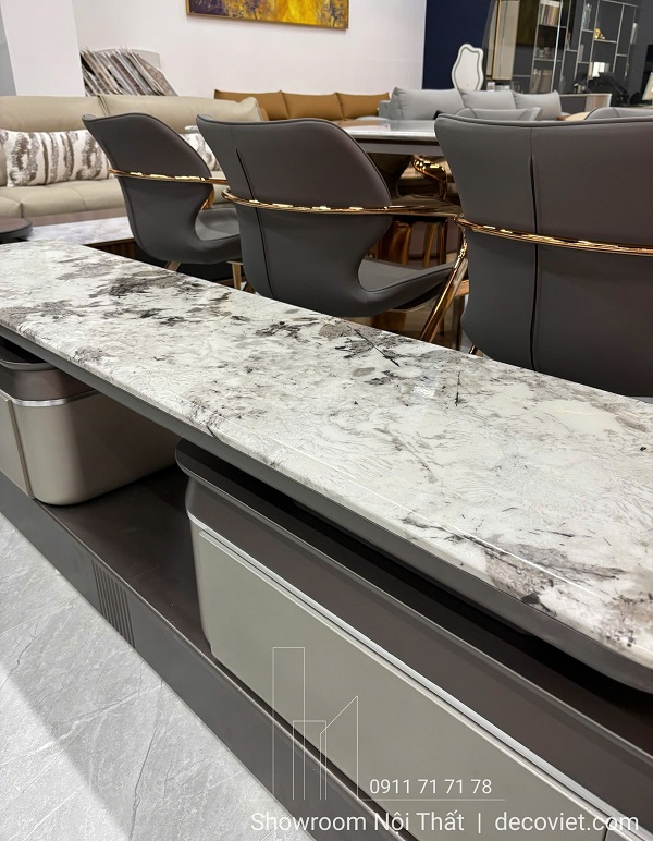 Kệ tivi nhập khẩu 111T trưng bày tại showroom DecoViet