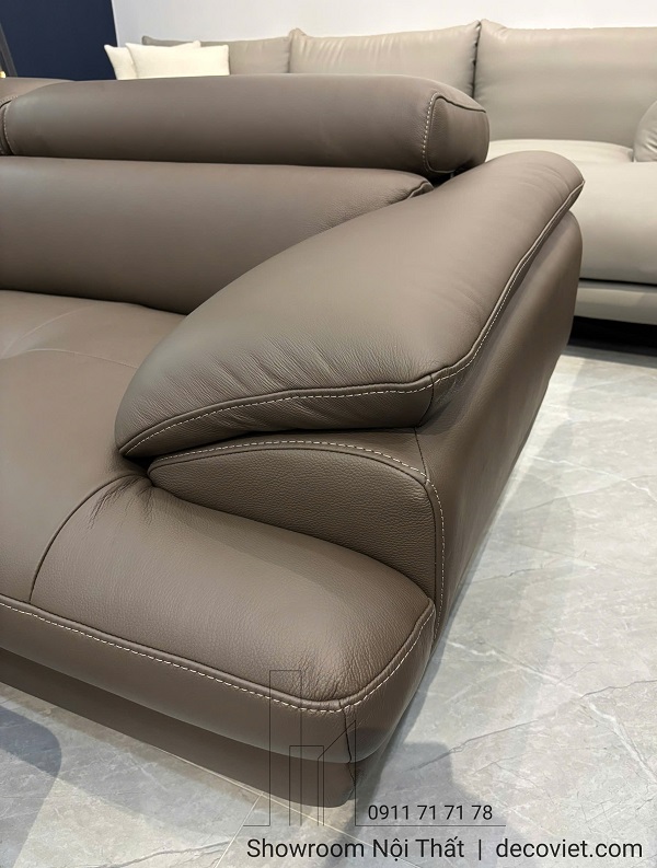 Cận cảnh tay vịn dày của ghế sofa da bò 1136T cao cấp