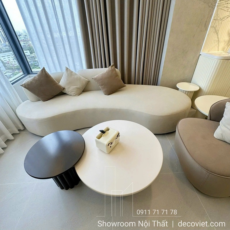 Thi công nội thất phòng khách với sofa cong và bàn trà đôi hiện đại