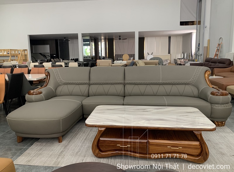 Sofa góc L da xám đậm kết hợp tay vịn gỗ, thiết kế tân cổ điển