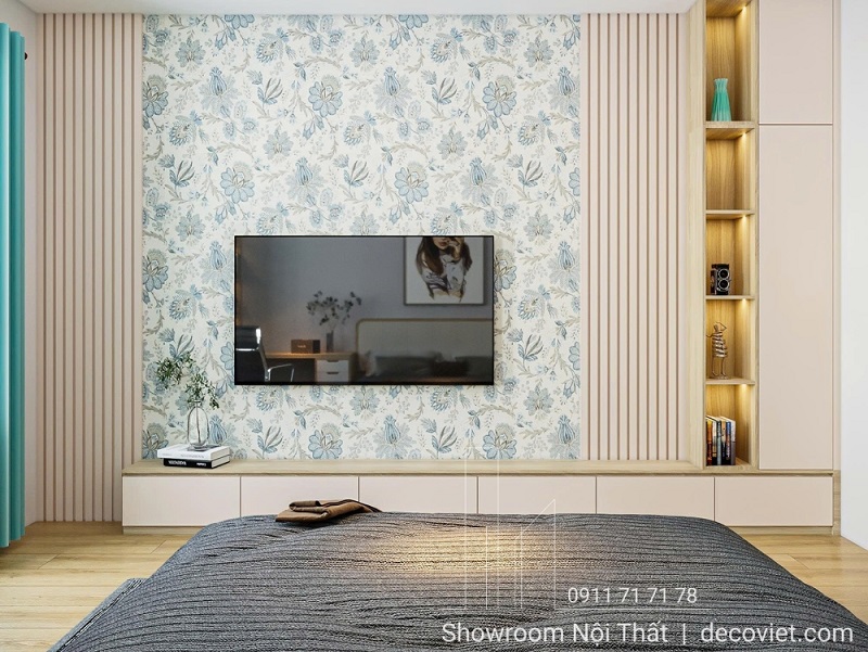 Thiết kế tivi treo tường với kệ trang trí gọn gàng, điểm nhấn giấy dán tường hoa văn tinh tế.