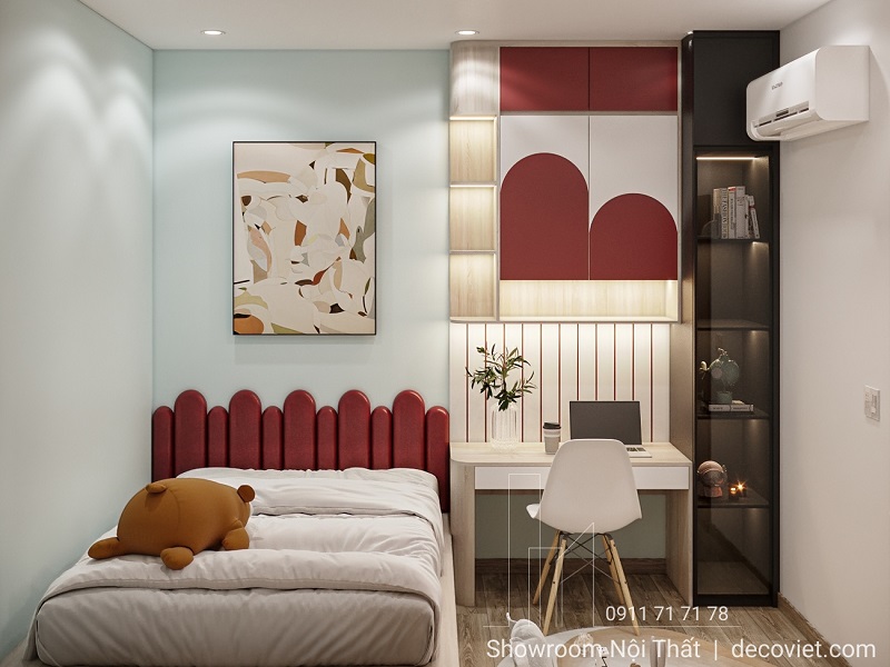 Phòng ngủ trẻ em ấm cúng với giường đơn và bàn học sáng tạo.