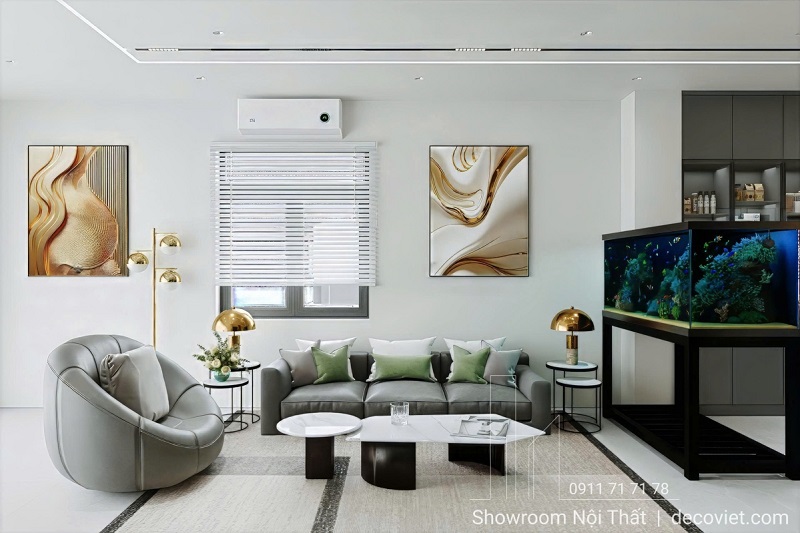 Phòng khách nổi bật với sofa xám, tranh treo tường và bể cá cảnh tạo điểm nhấn.