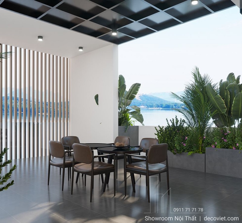 bàn ăn ngoài trời trên sân thượng nhà phố