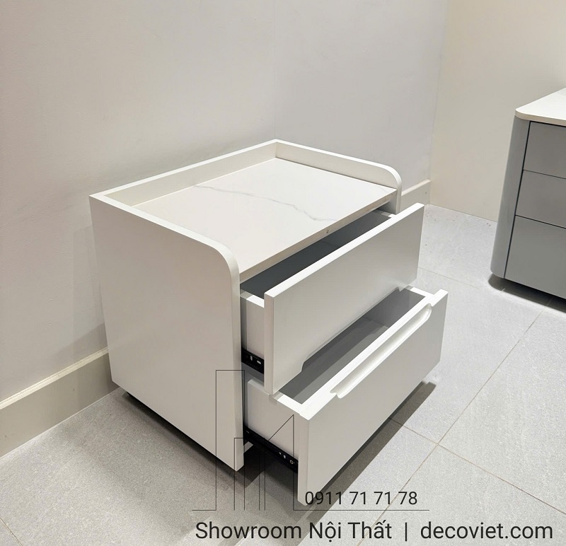 Cận cảnh tủ đầu giường vân đá nhẹ, bề mặt nhẵn mịn dễ vệ sinh