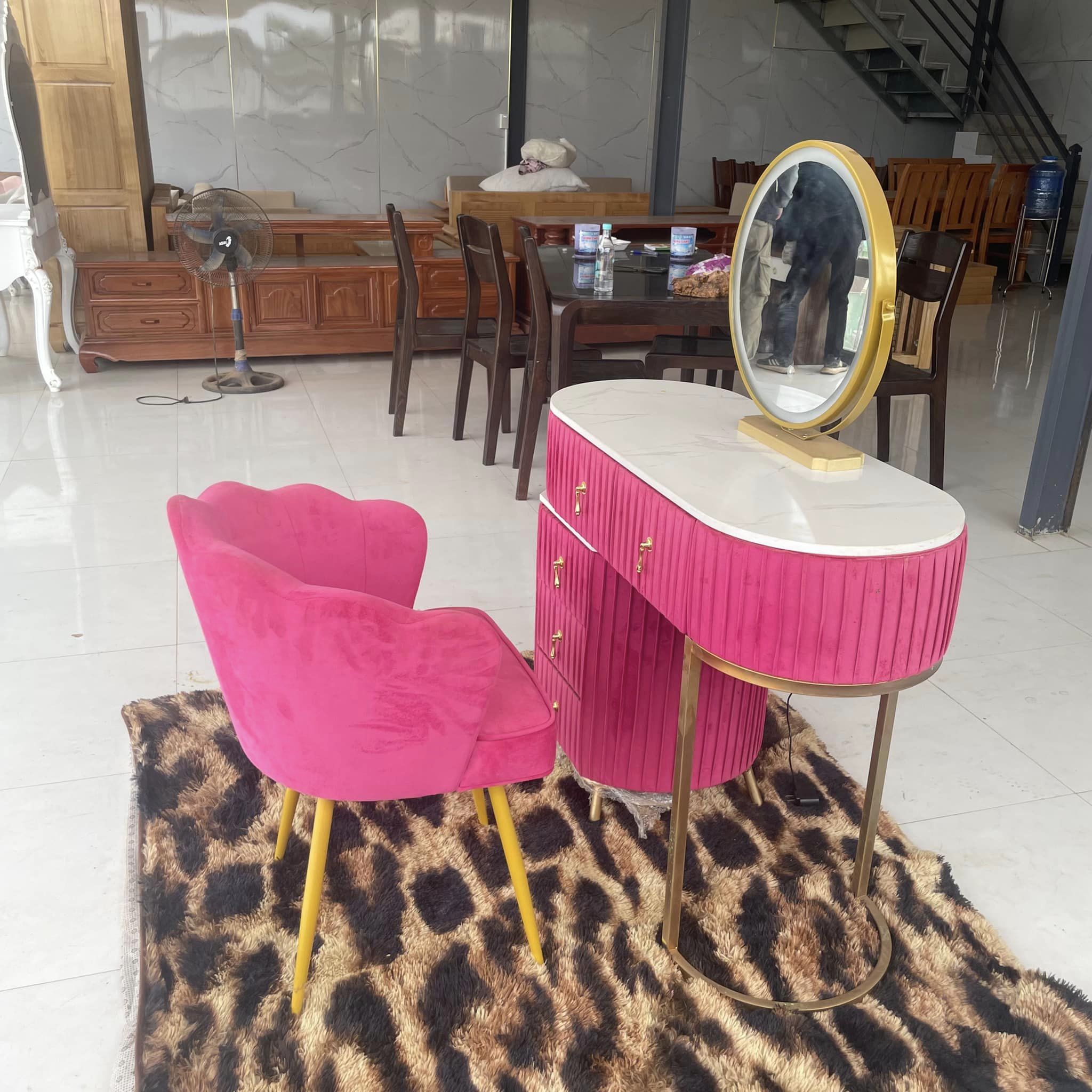 Bàn trang điểm hồng cánh sen