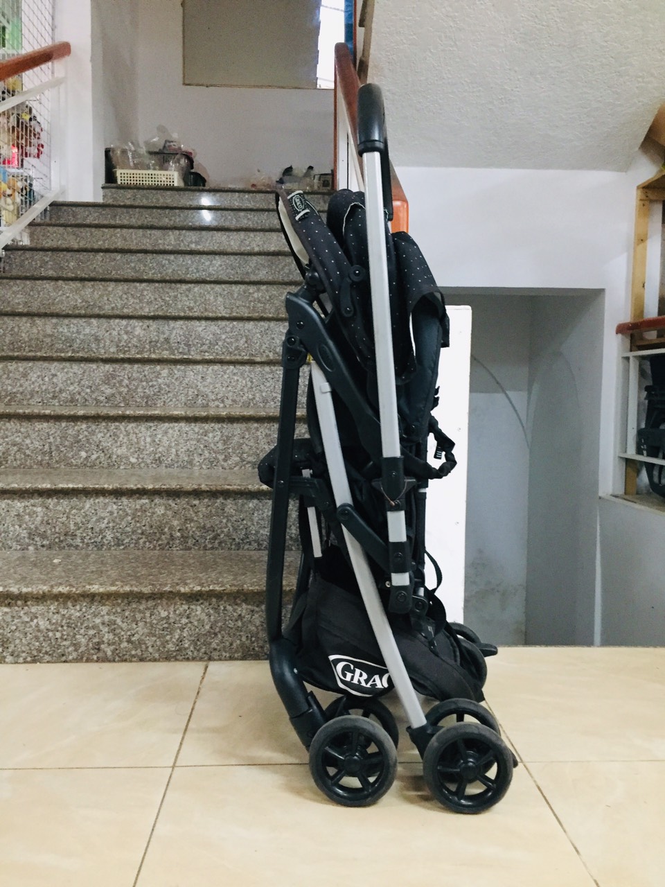 XE ĐẨY EM BÉ GRACO