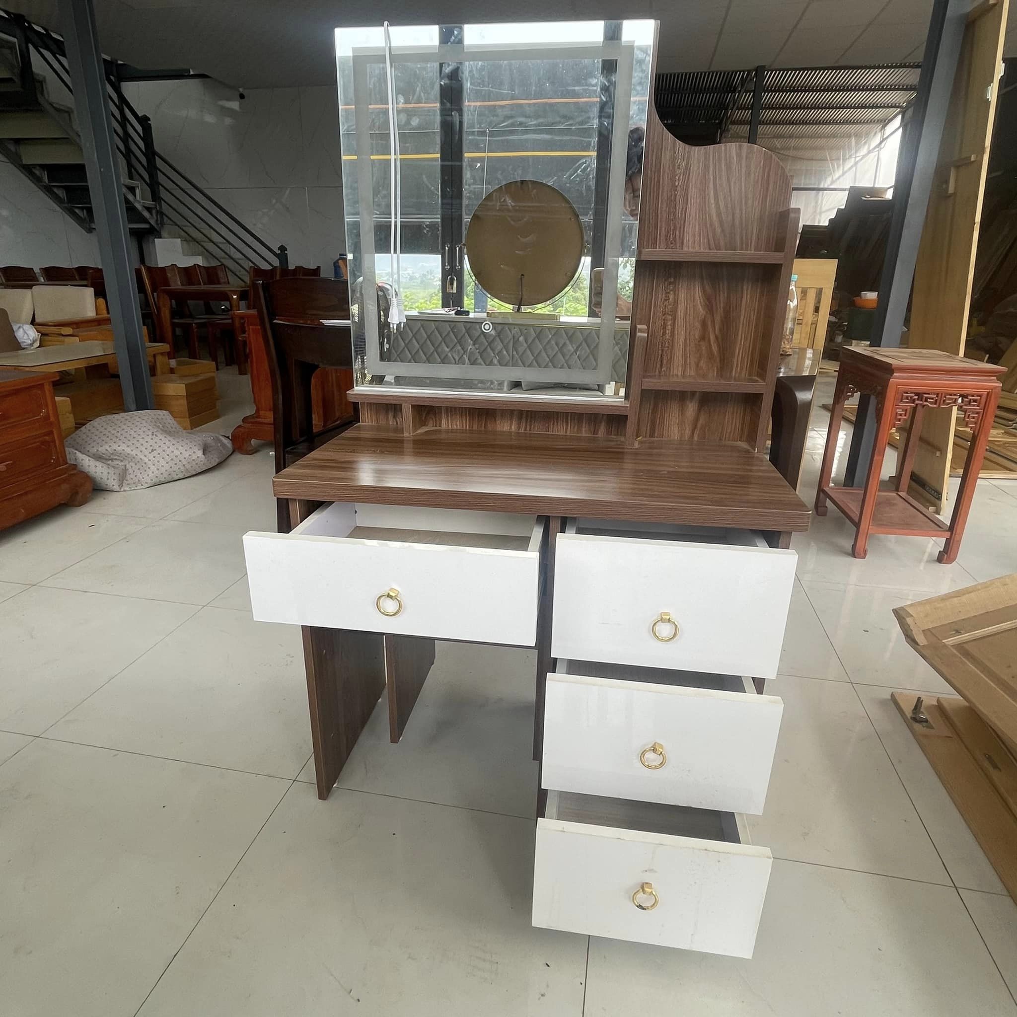 Bàn trang điểm vân gỗ nâu đậm
