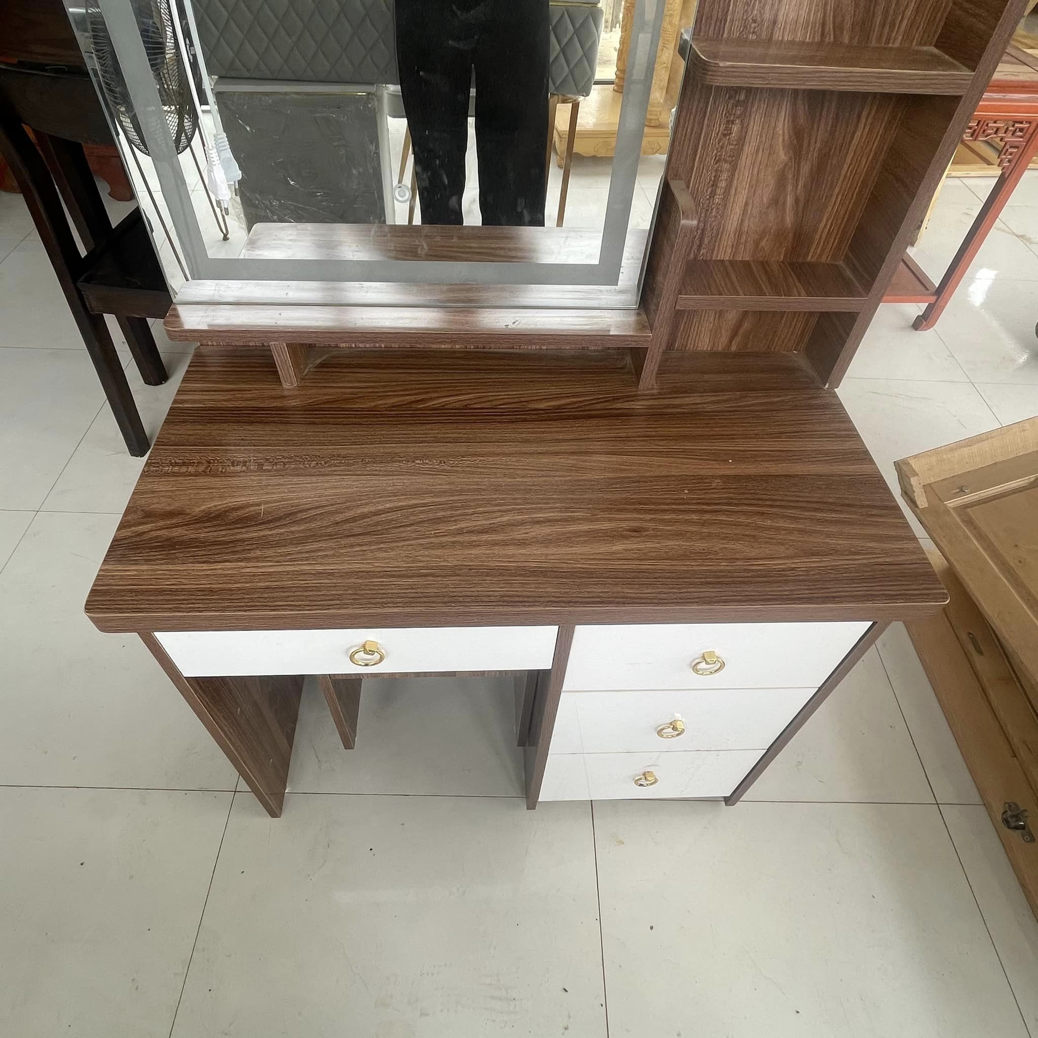 Bàn trang điểm vân gỗ nâu đậm