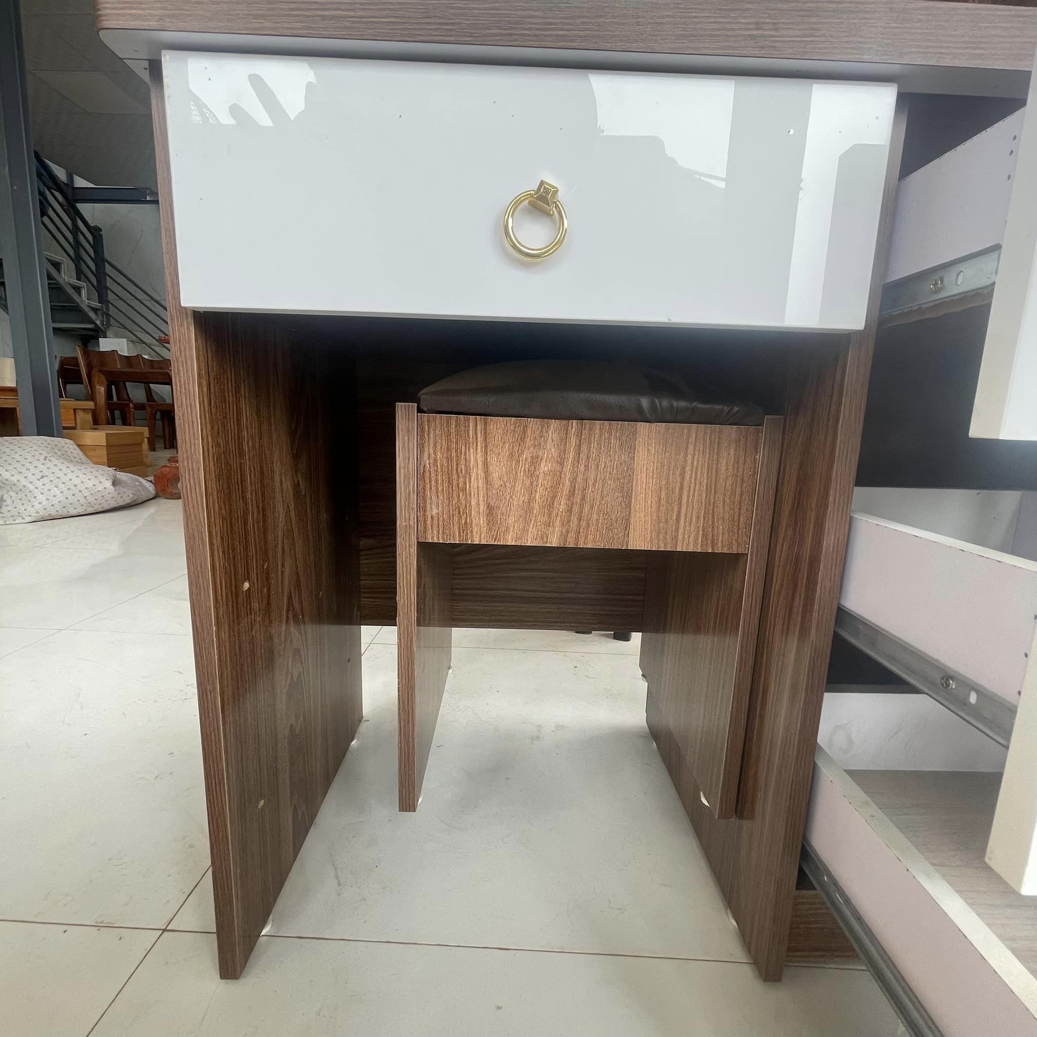 Bàn trang điểm vân gỗ nâu đậm