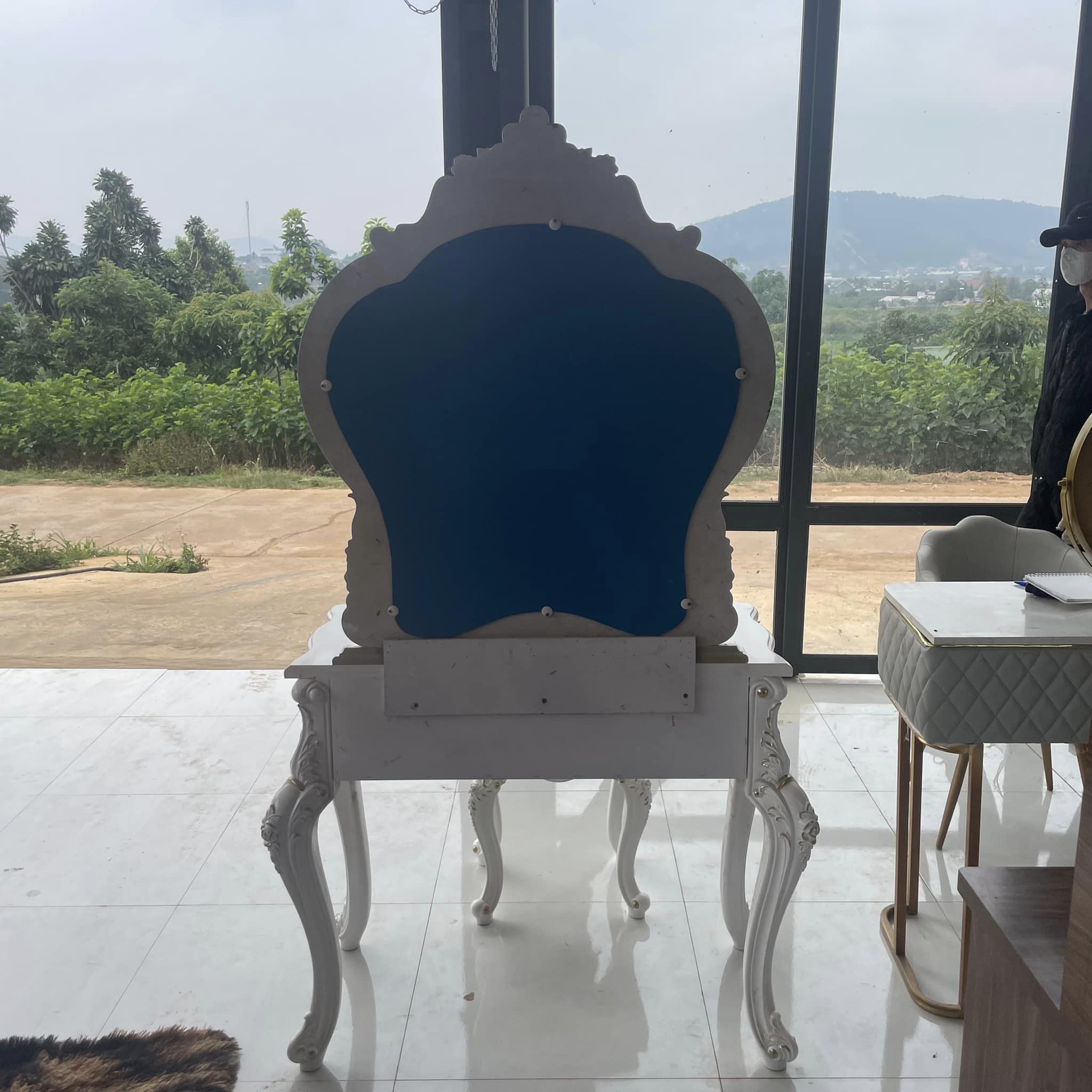 Bàn trang điểm trắng cổ điển
