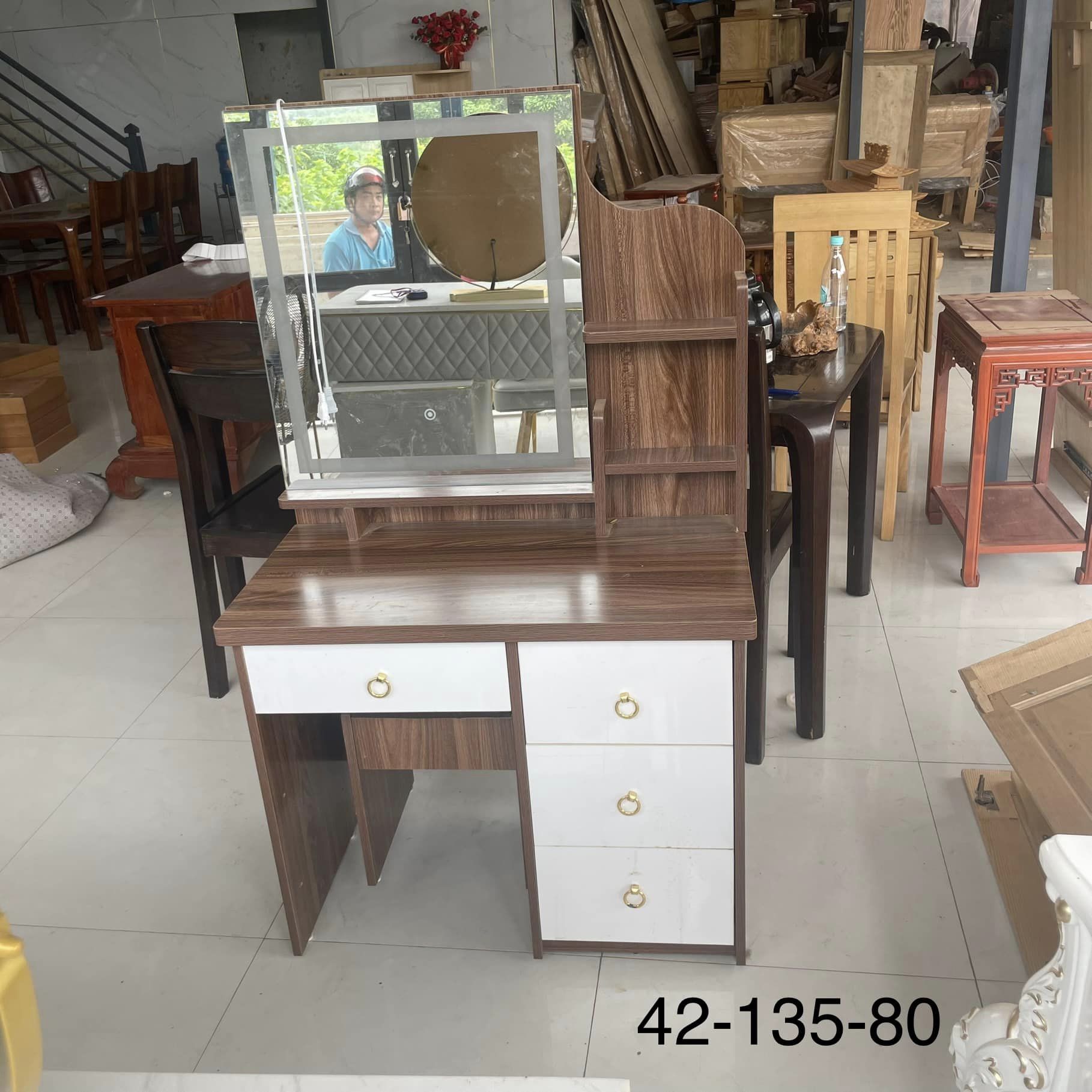 Bàn trang điểm vân gỗ nâu đậm
