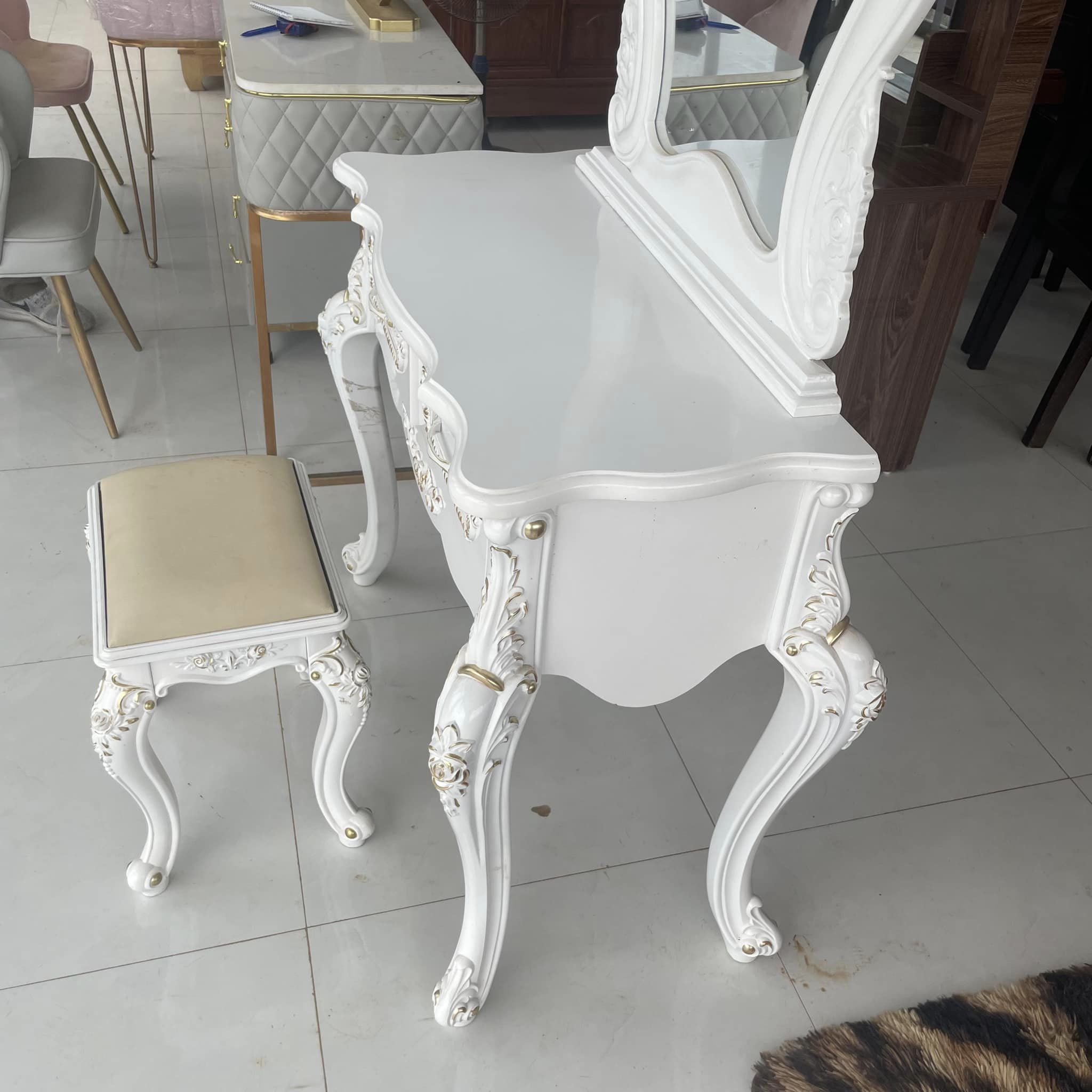 Bàn trang điểm trắng cổ điển