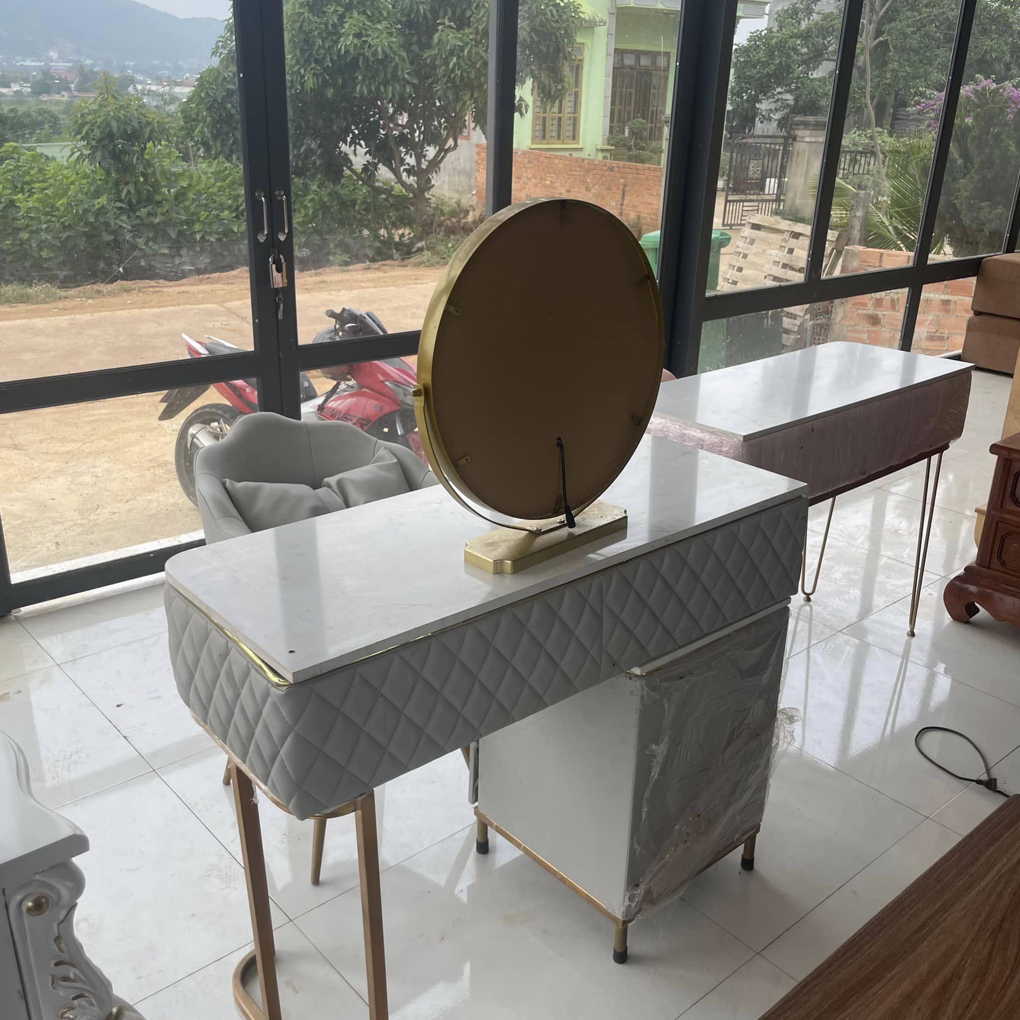 Bàn trang điểm xám