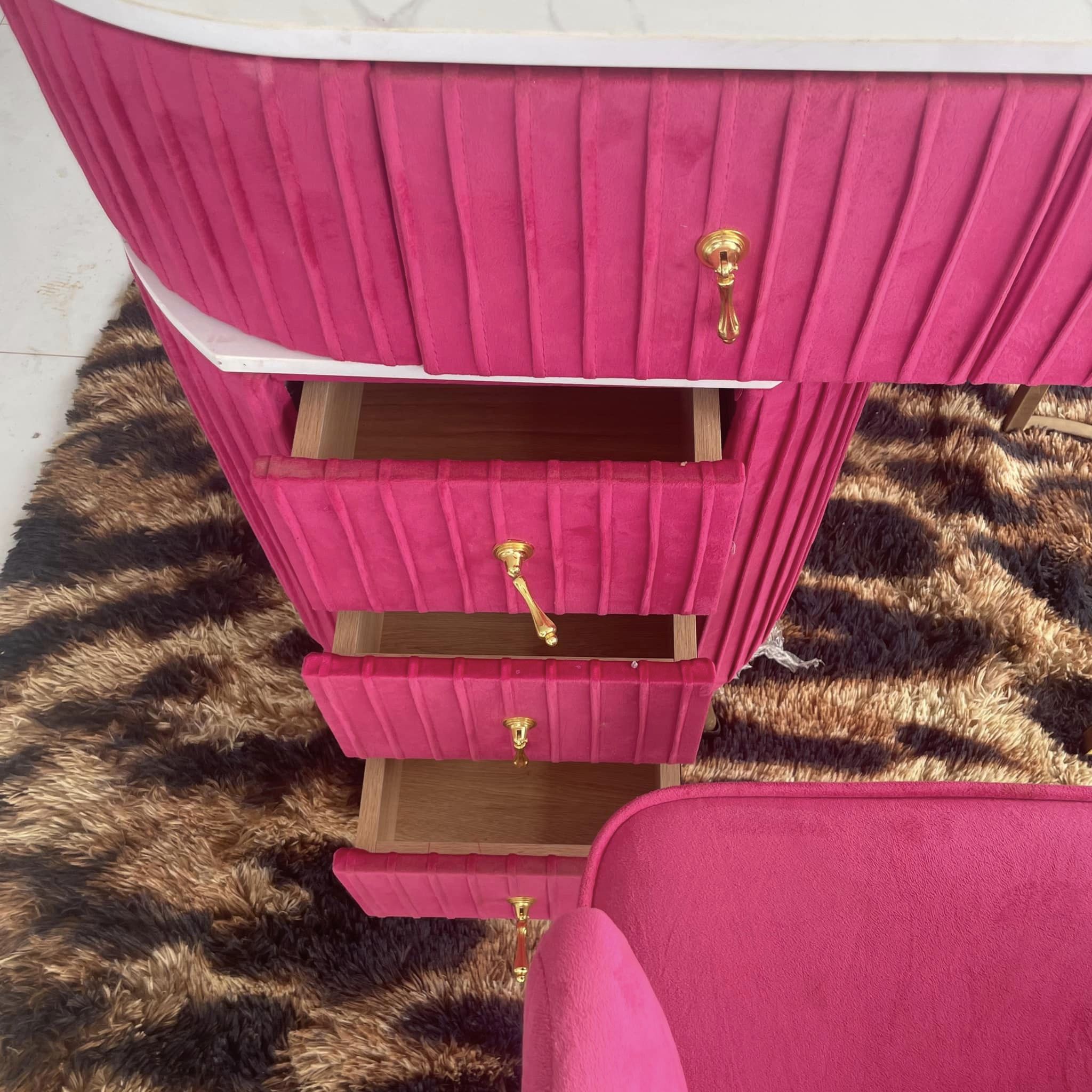 Bàn trang điểm hồng cánh sen