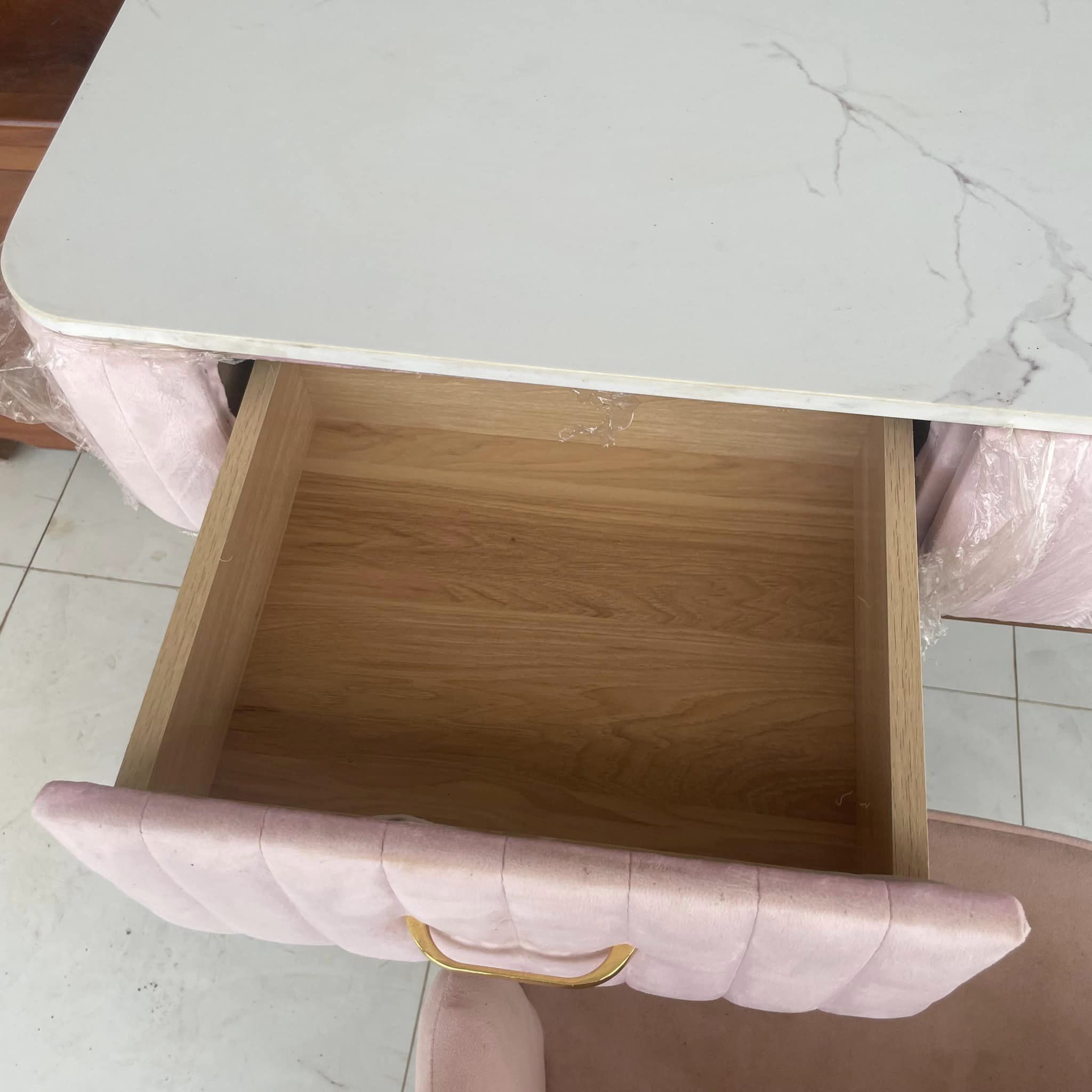 Bàn trang điểm hồng phấn