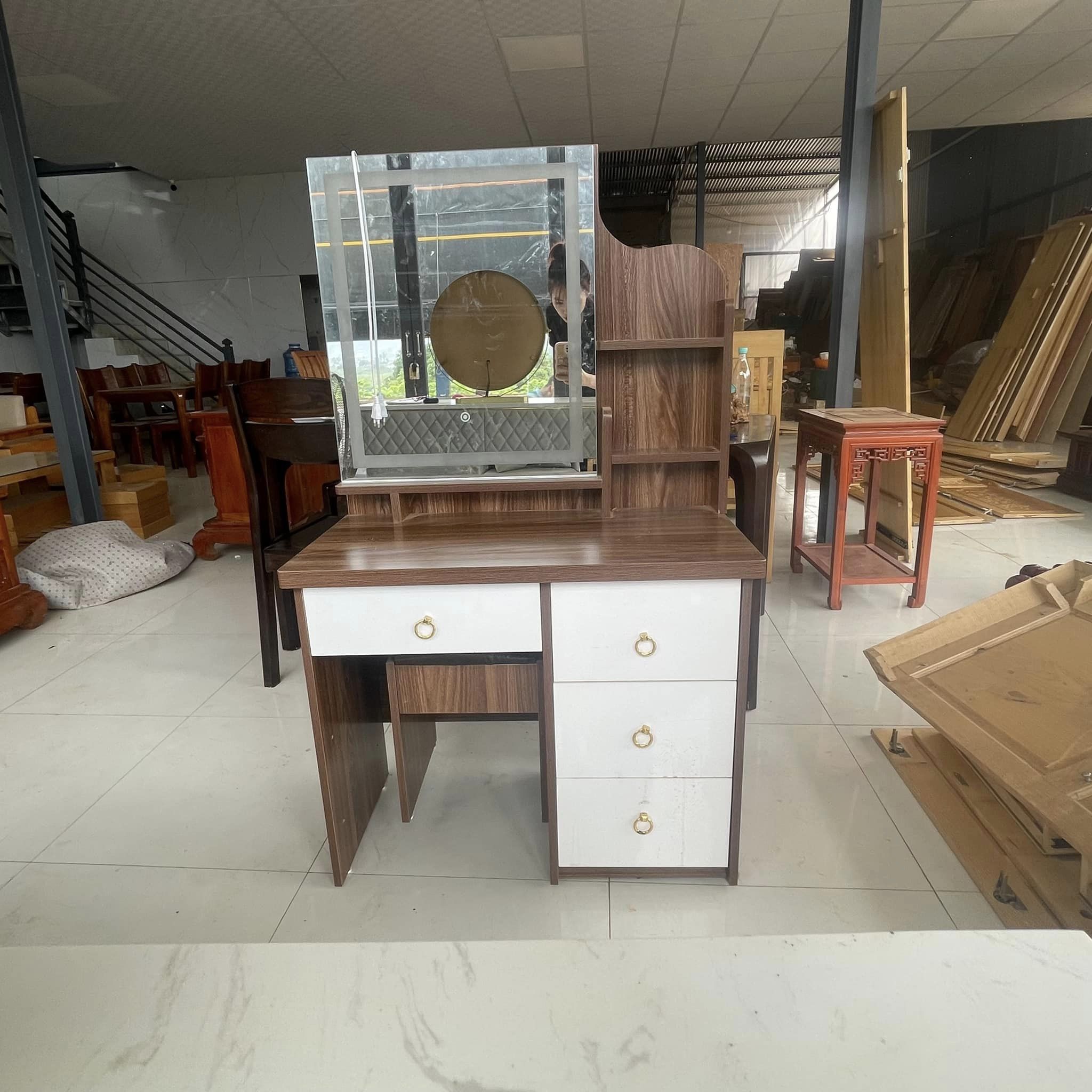 Bàn trang điểm vân gỗ nâu đậm