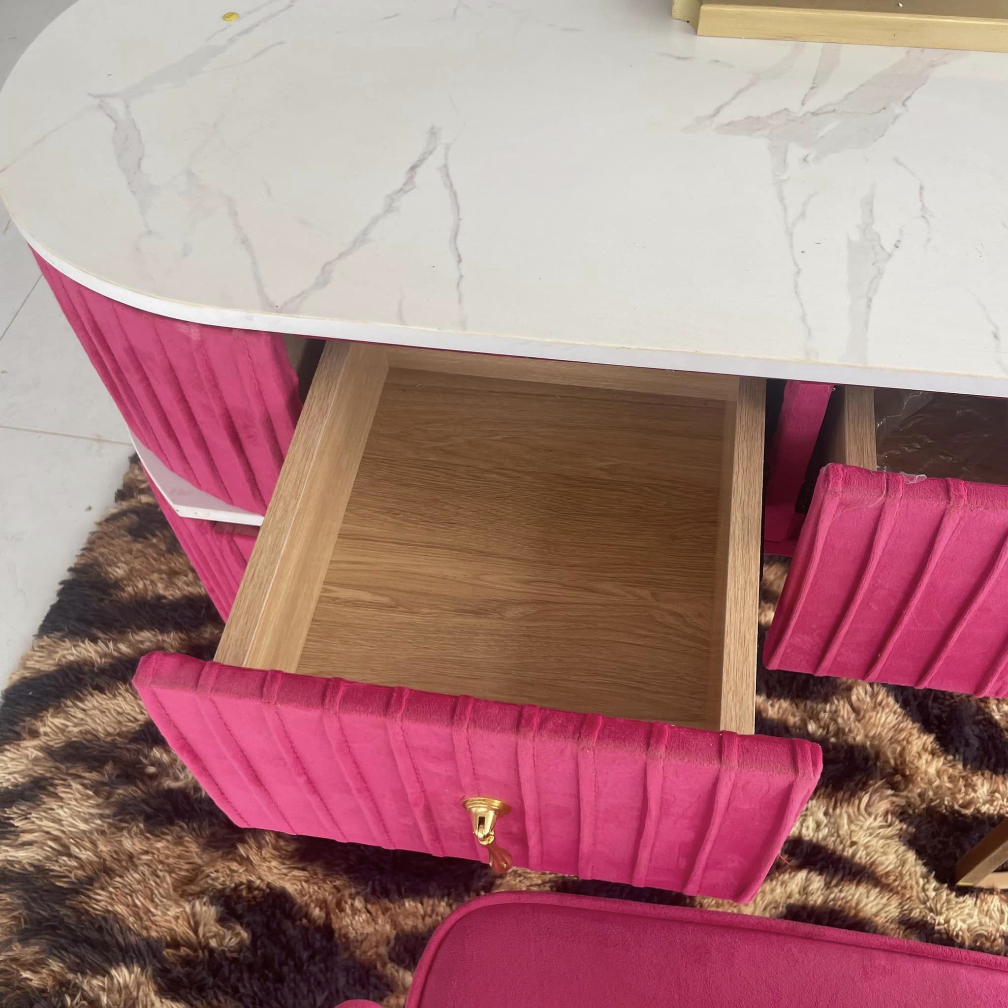 Bàn trang điểm hồng cánh sen