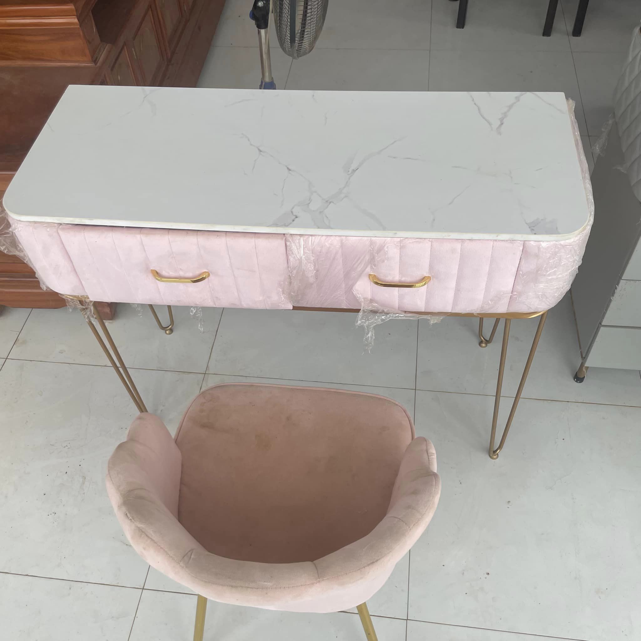 Bàn trang điểm hồng phấn