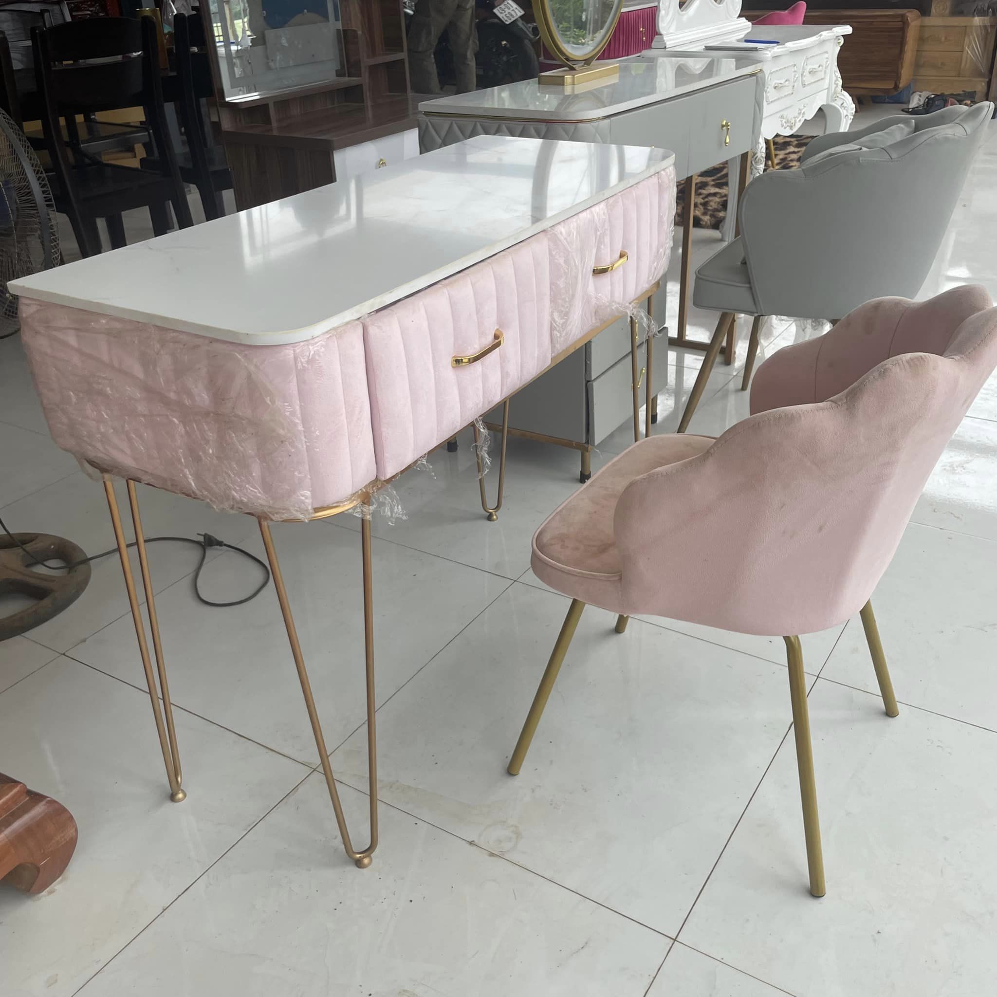 Bàn trang điểm hồng phấn