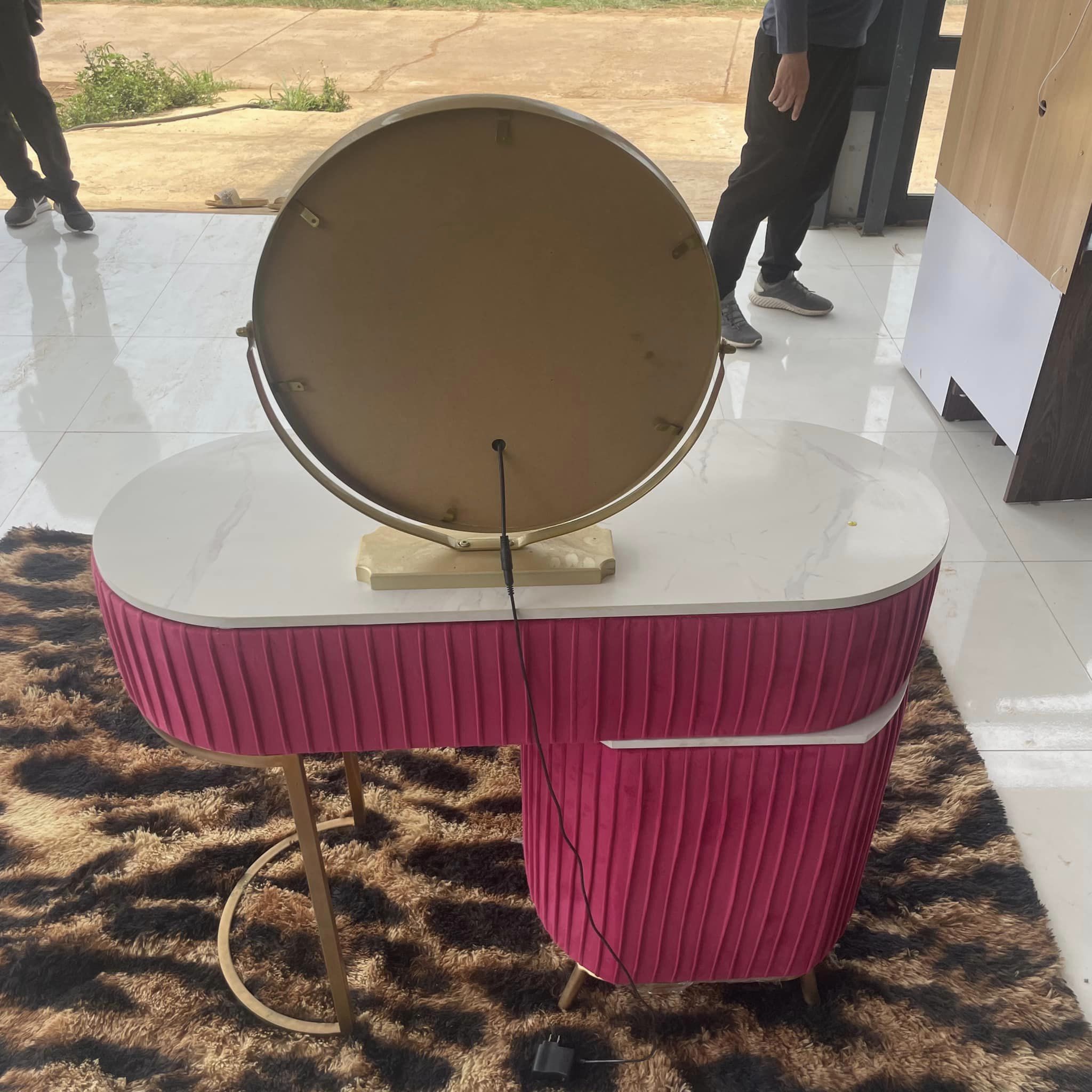 Bàn trang điểm hồng cánh sen