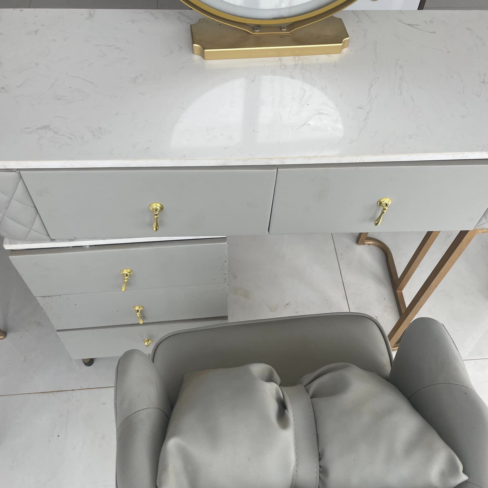 Bàn trang điểm xám