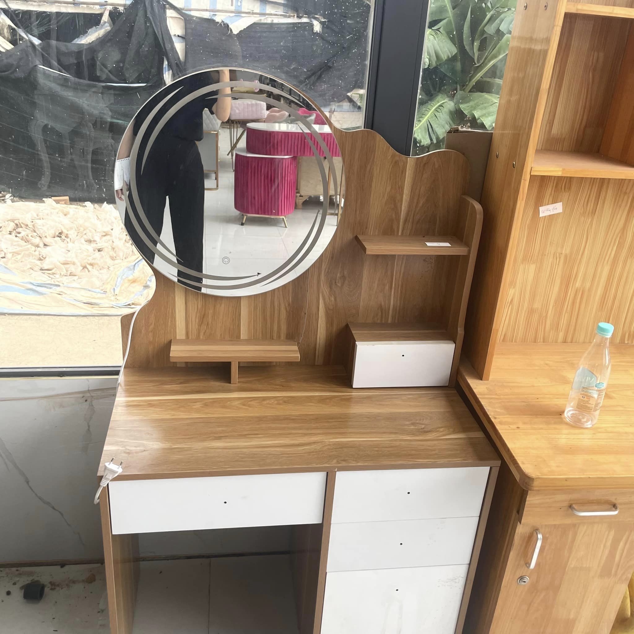 Bàn trang điểm vân gỗ nâu nhạt