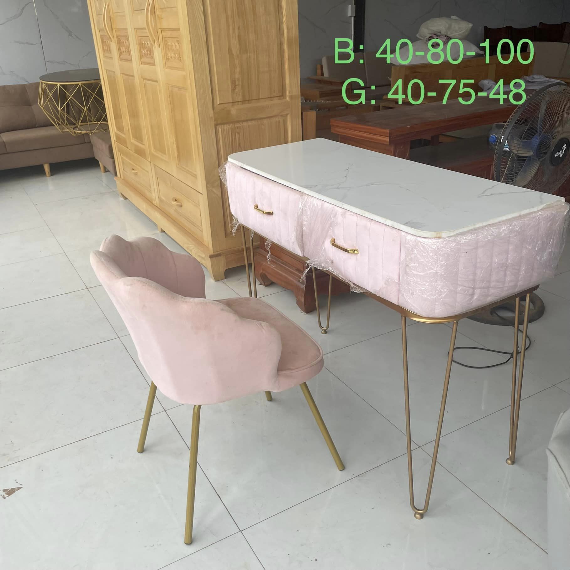 Bàn trang điểm hồng phấn