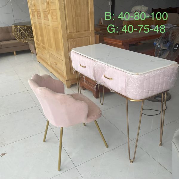 Bàn trang điểm hồng phấn