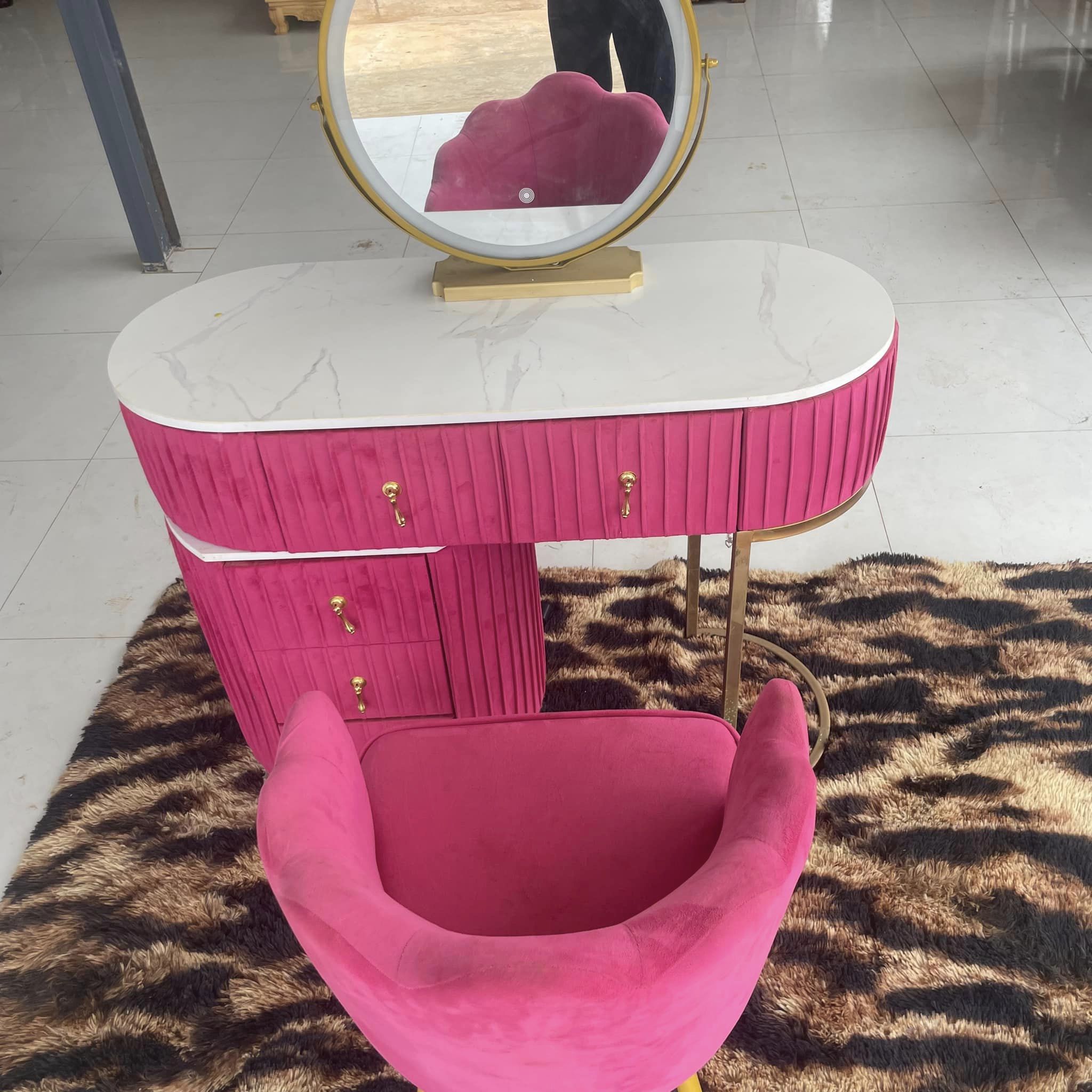 Bàn trang điểm hồng cánh sen