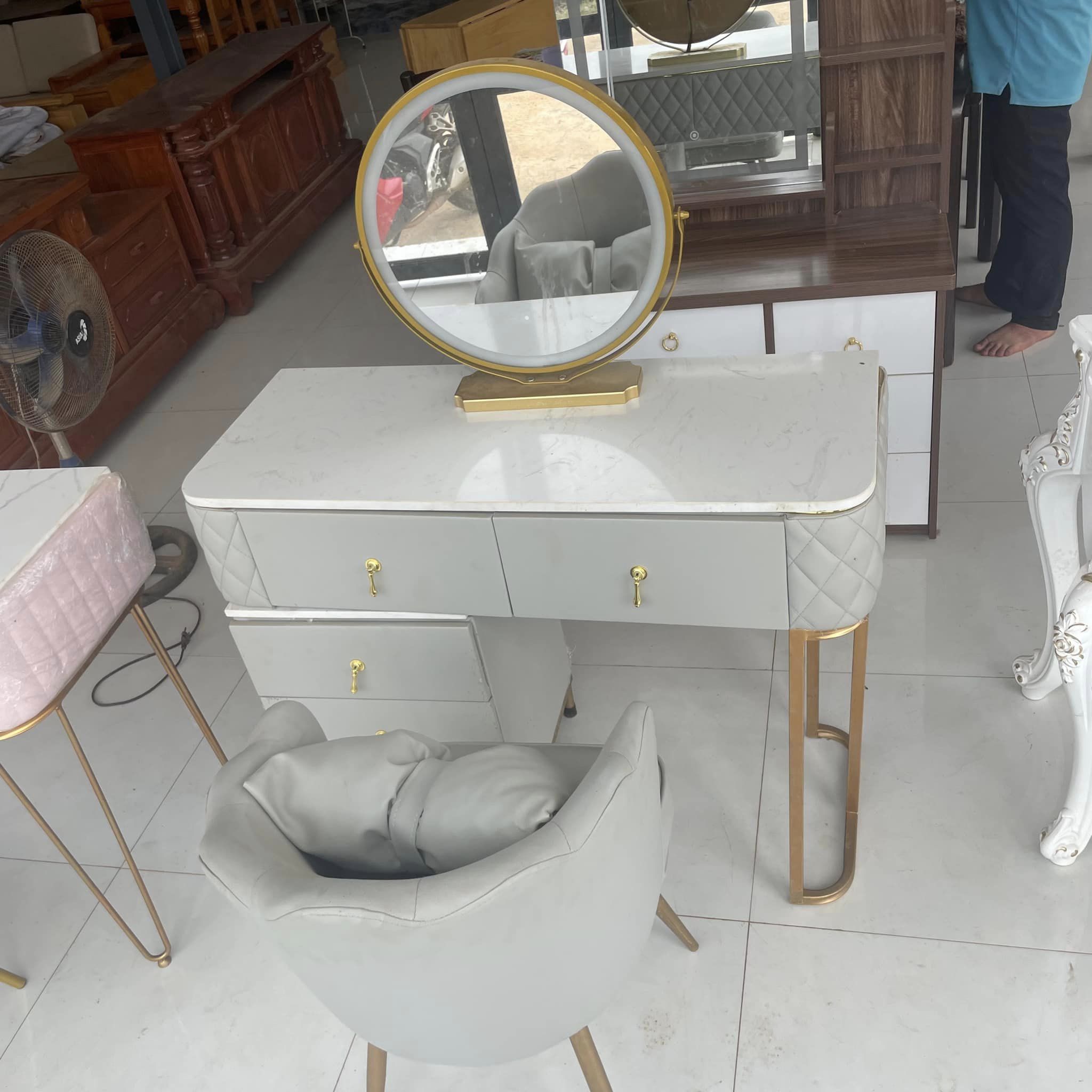 Bàn trang điểm xám