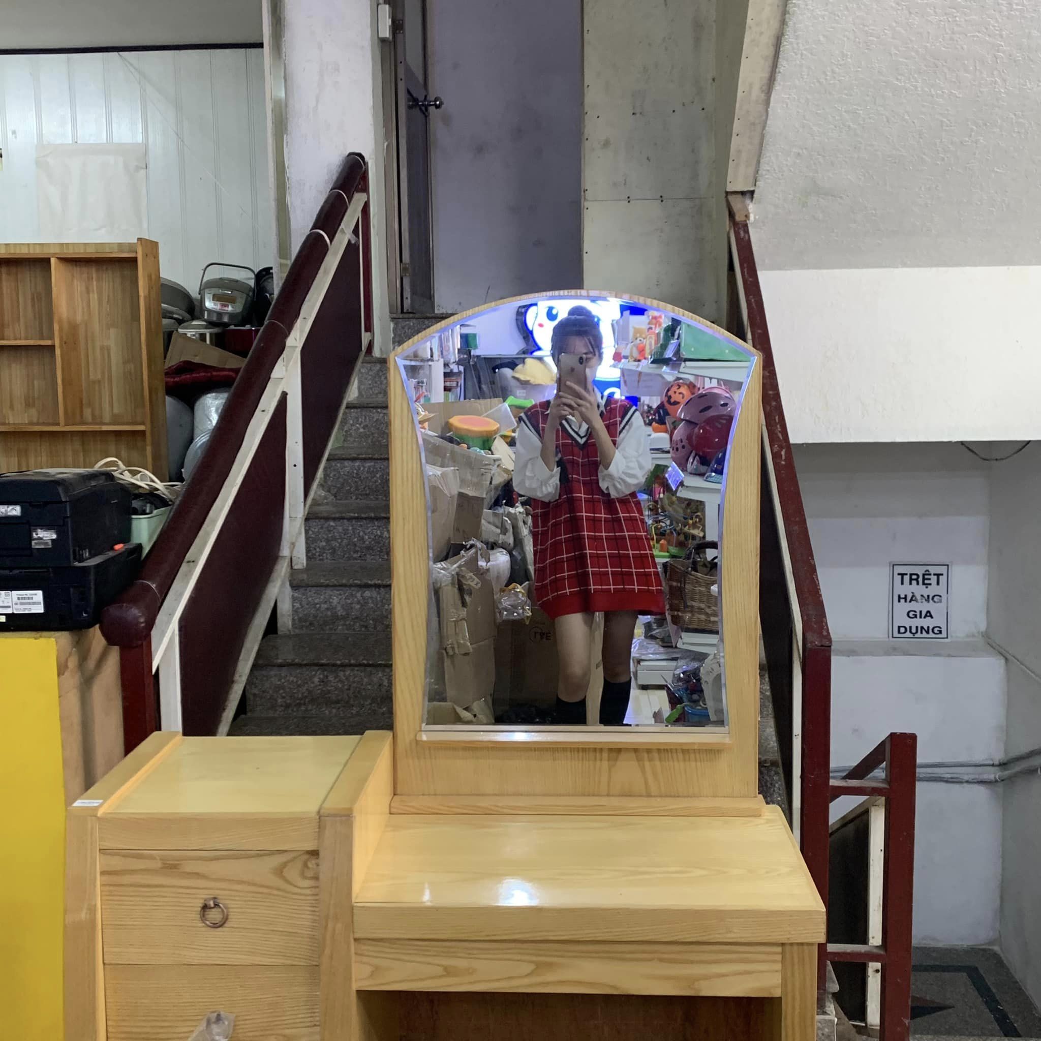 Bàn trang điểm gỗ sồi gương vuông