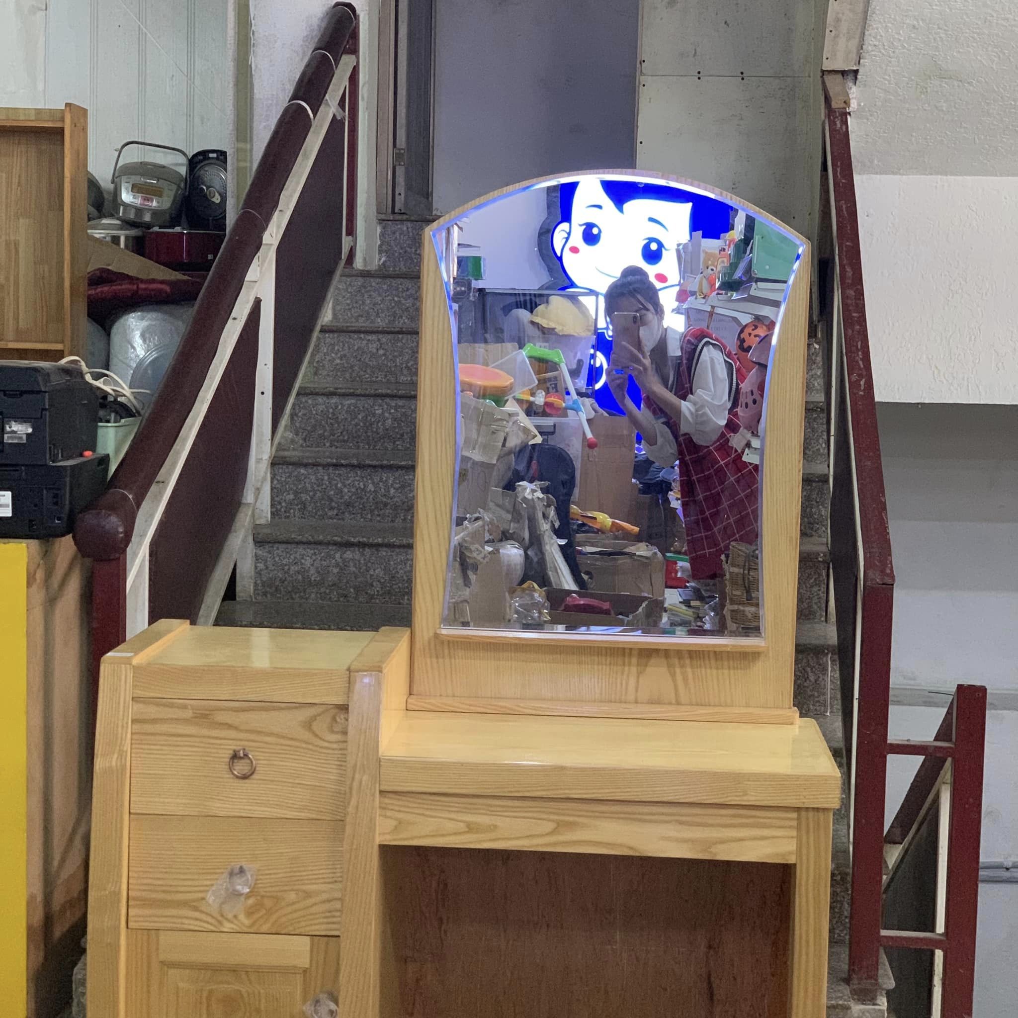 Bàn trang điểm gỗ sồi gương vuông