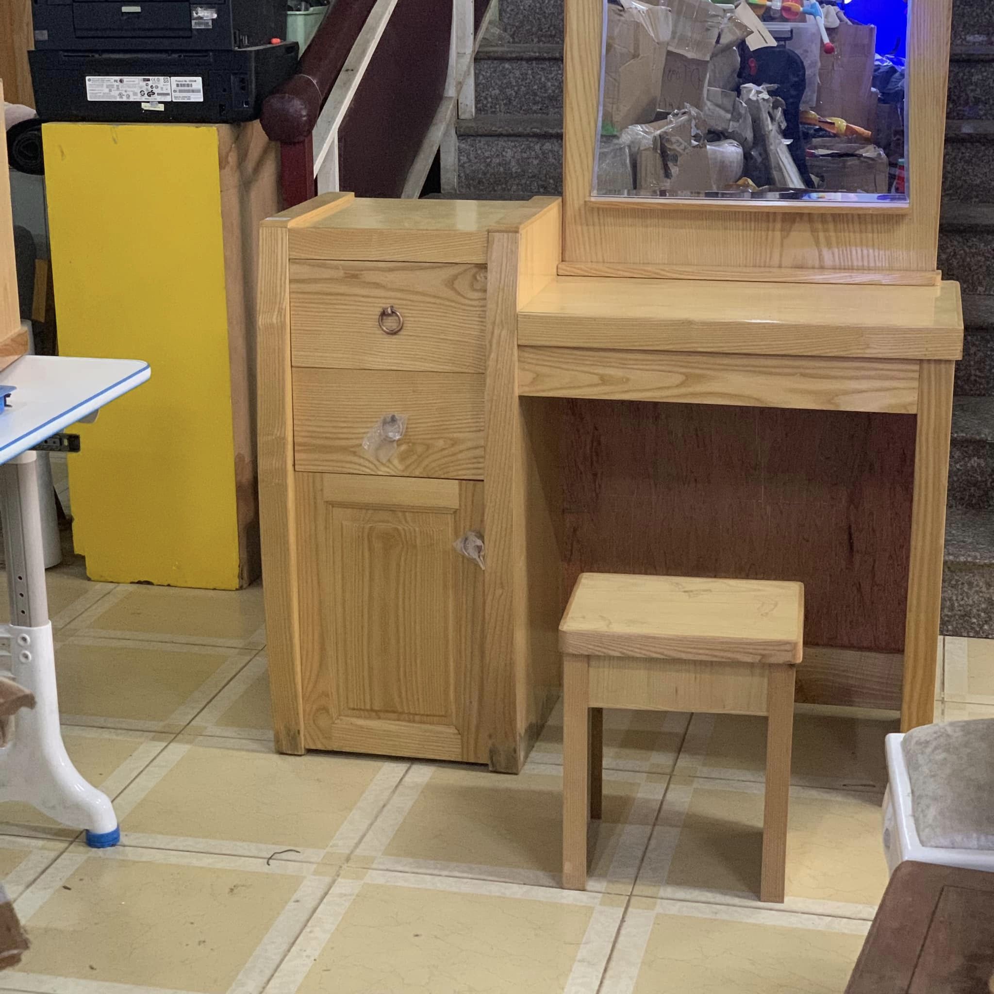 Bàn trang điểm gỗ sồi gương vuông