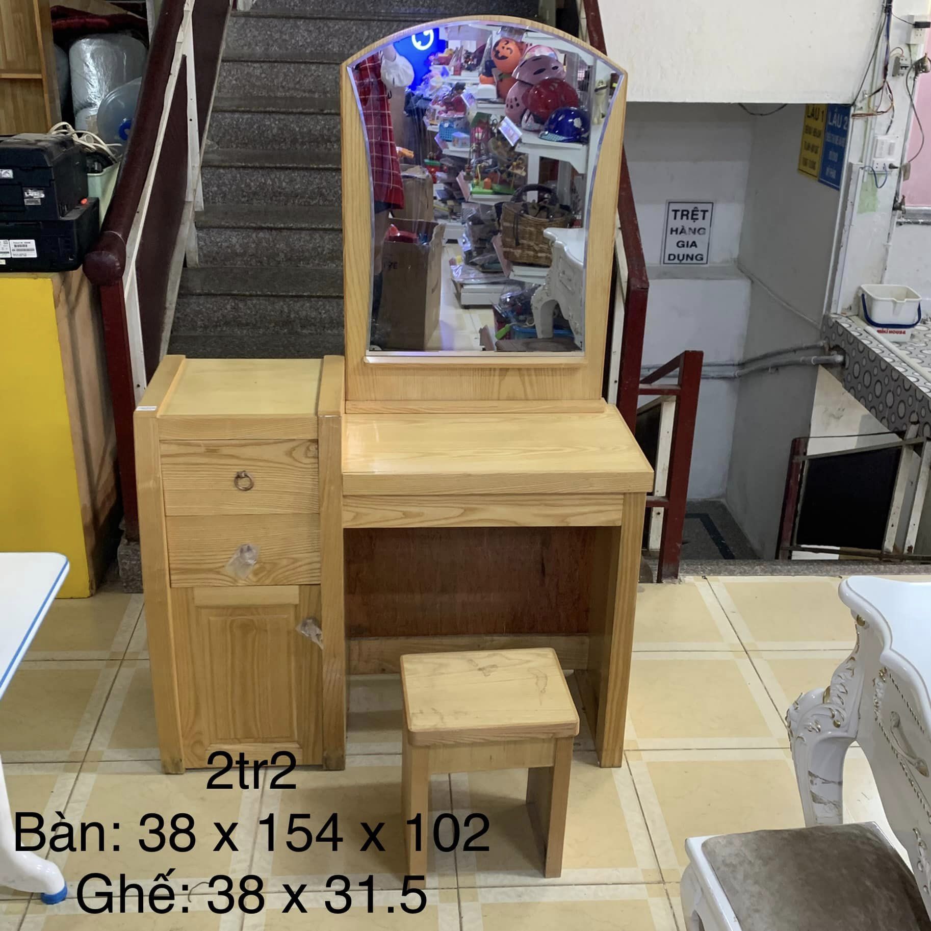 Bàn trang điểm gỗ sồi gương vuông