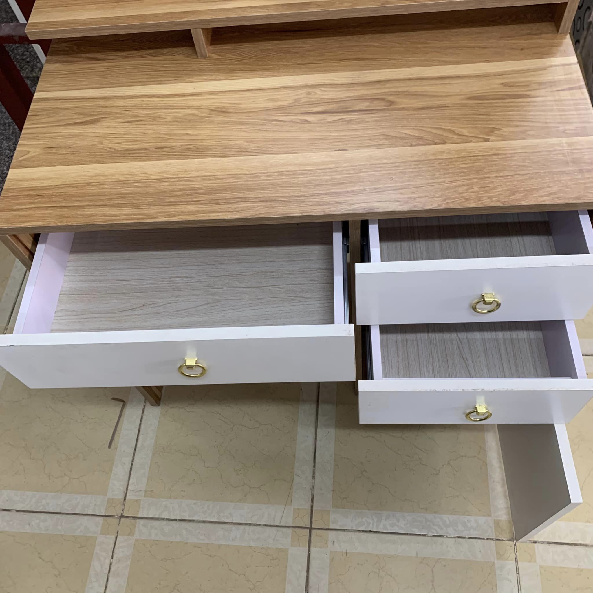 Bàn trang điểm nâu gương trái tim