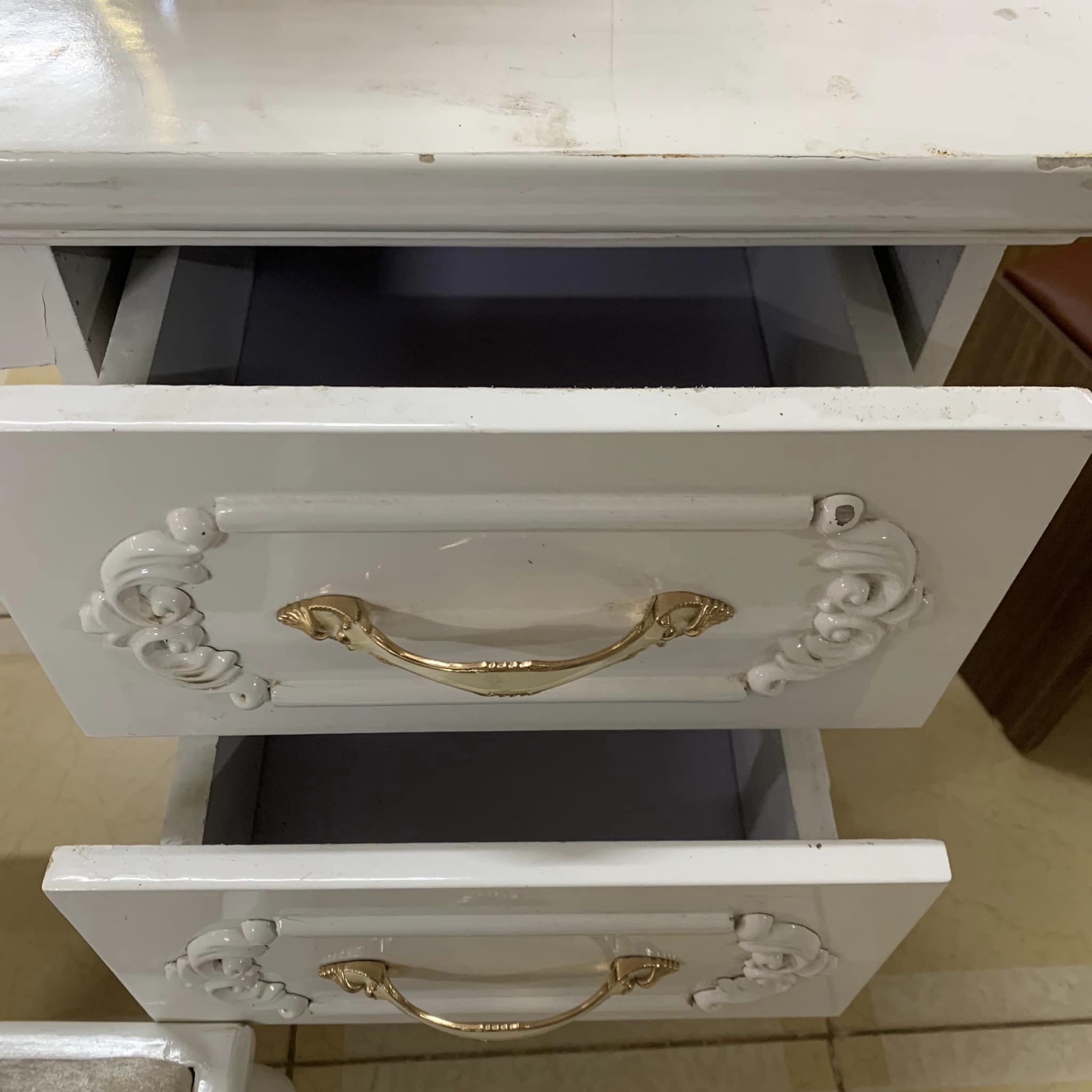 Bàn trang điểm trắng 4 ngăn