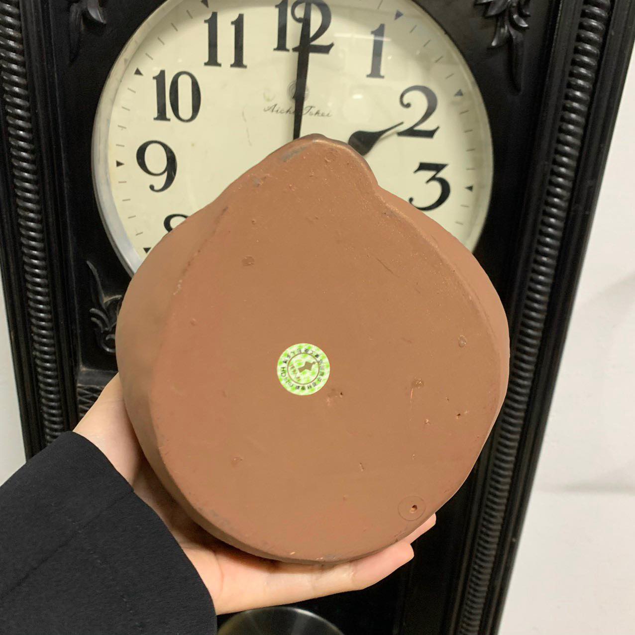 Tượng khỉ ôm vai bằng gốm