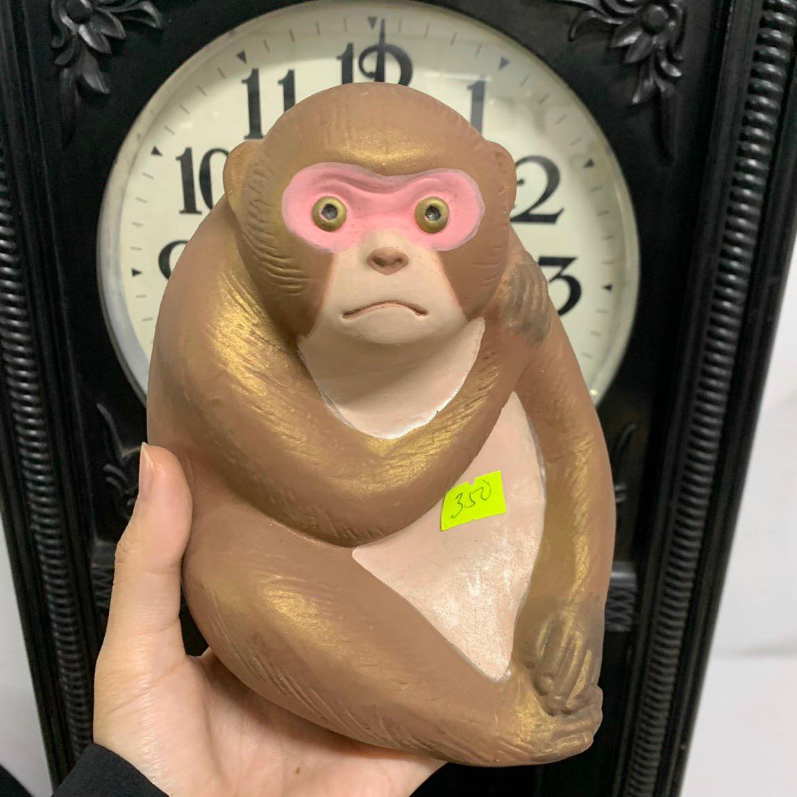 Tượng khỉ ôm vai bằng gốm