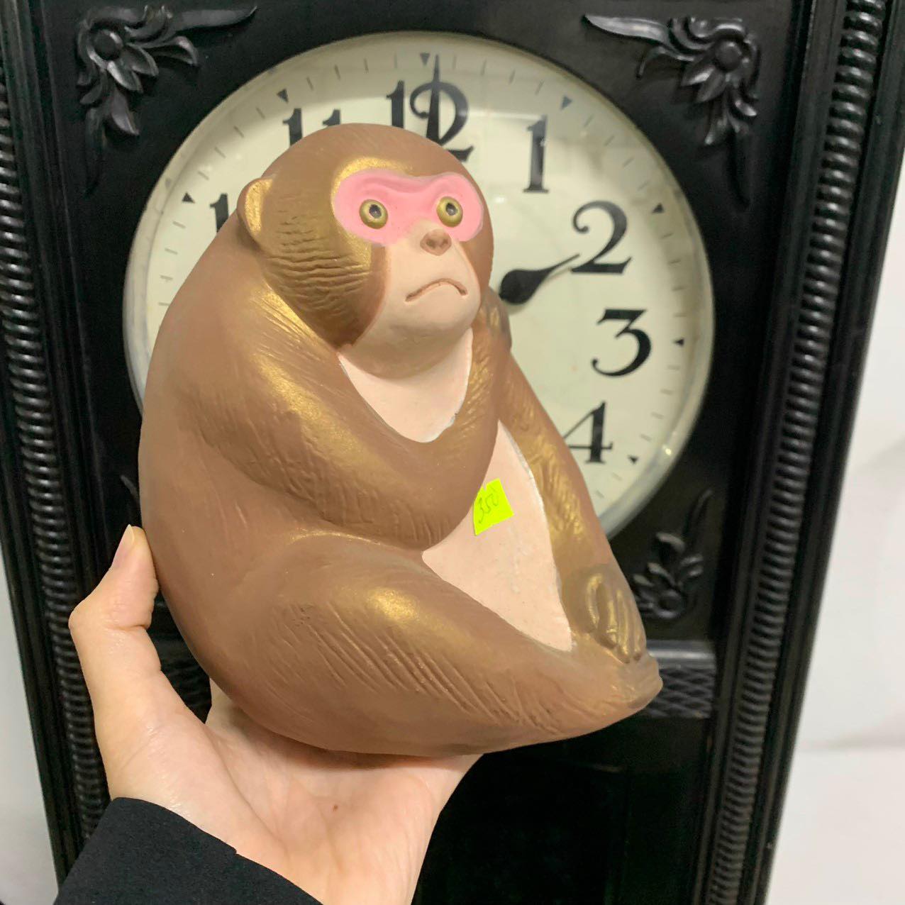 Tượng khỉ ôm vai bằng gốm