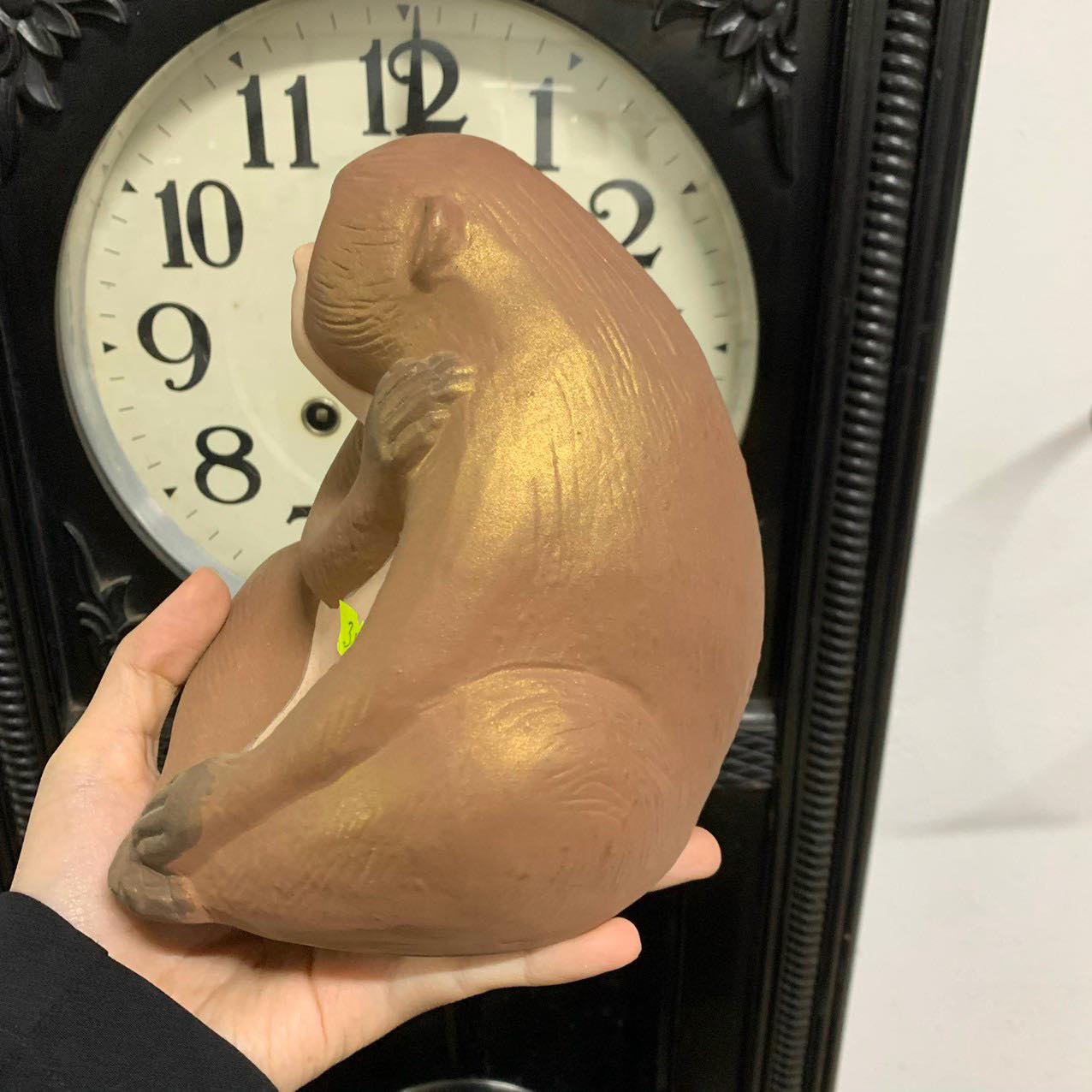 Tượng khỉ ôm vai bằng gốm