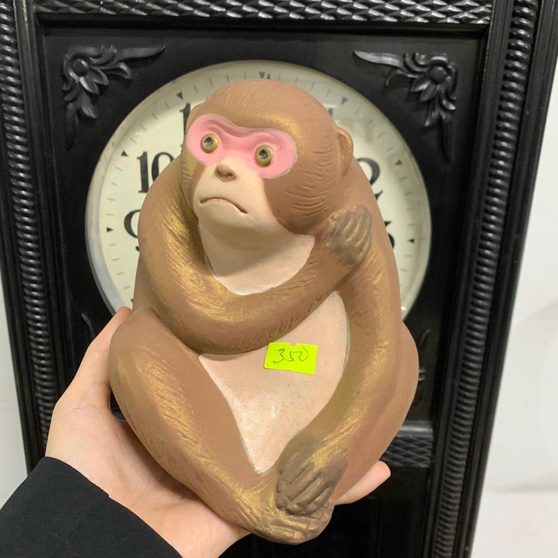 Tượng khỉ ôm vai bằng gốm