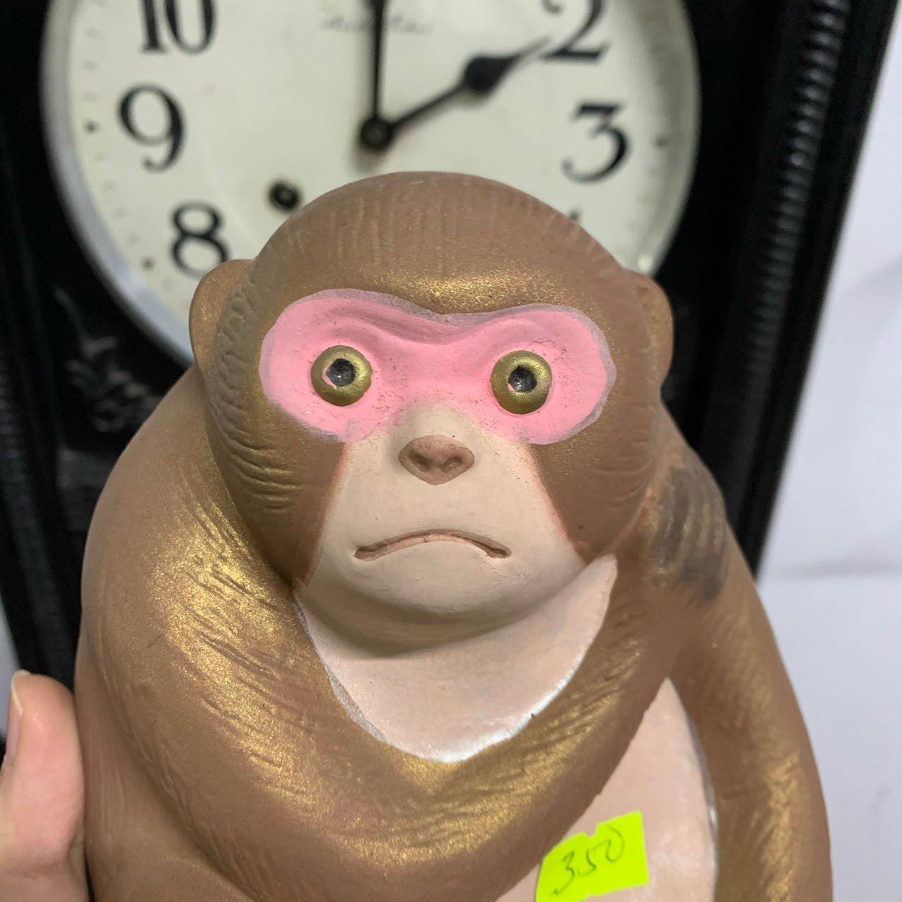 Tượng khỉ ôm vai bằng gốm